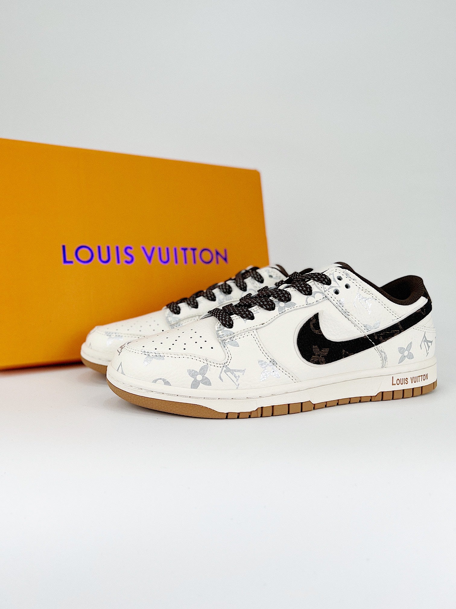 Nike SB Dunk Low white