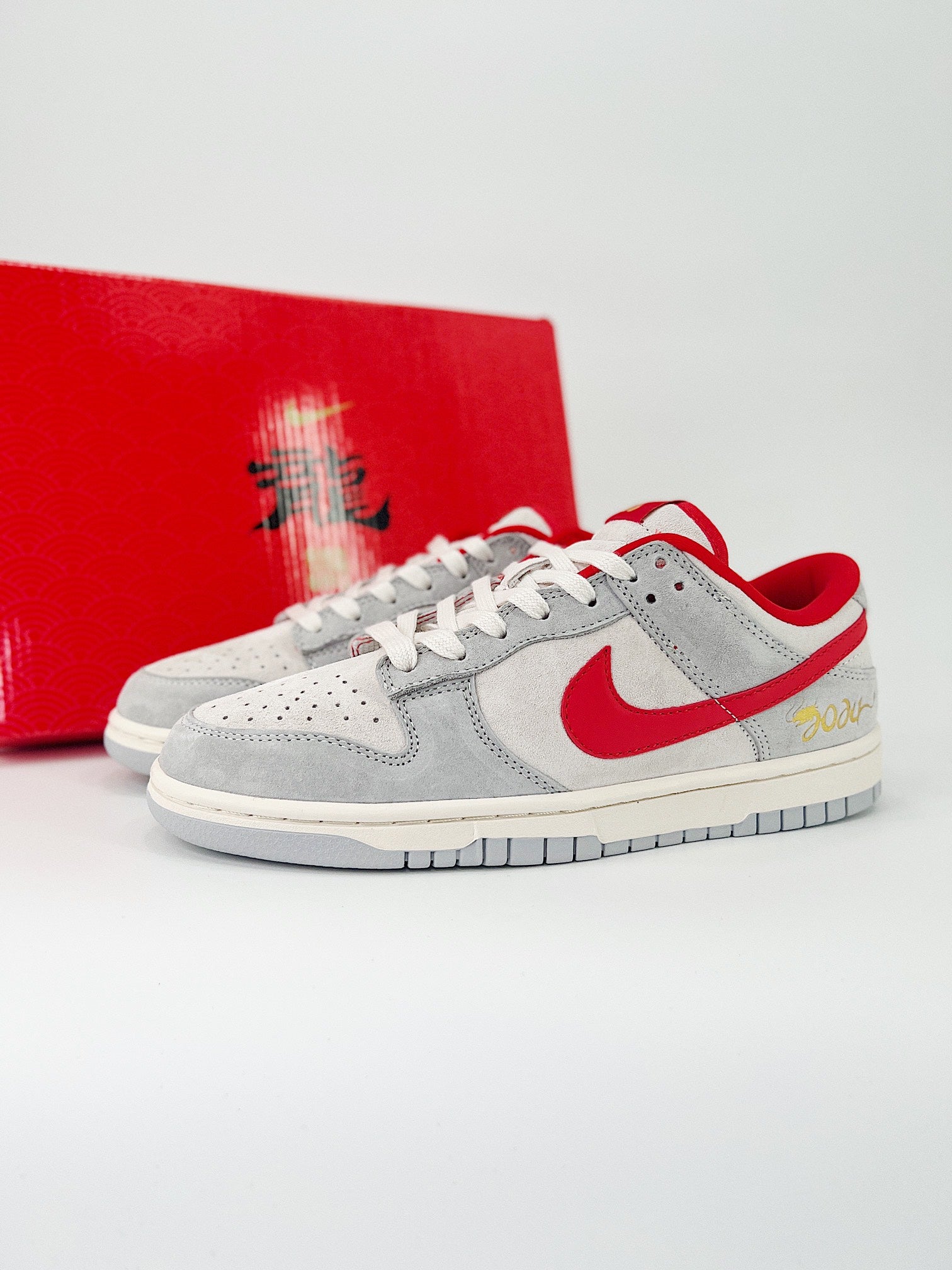 NIKE DUNK LOW RETRO SB 
" Gray Red  "