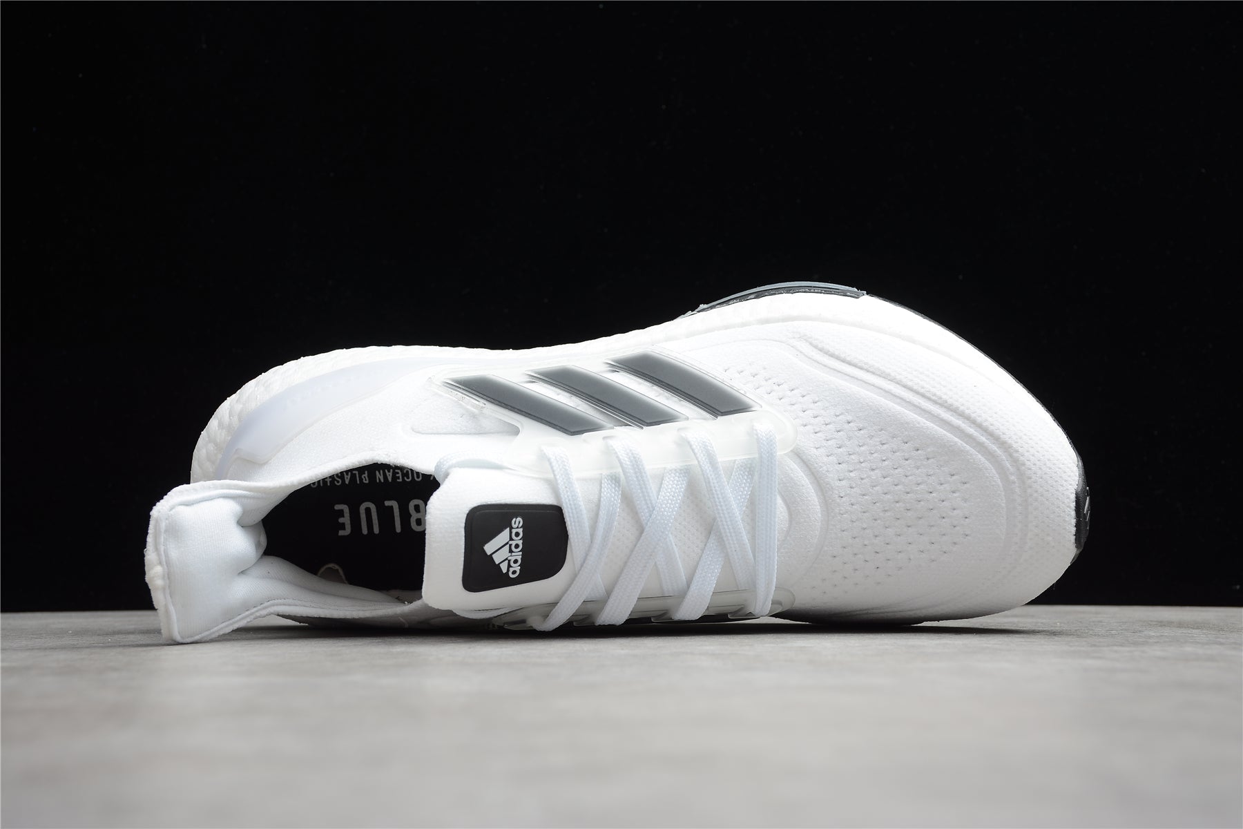 Chaussures Adidas Ultraboost noires et blanches