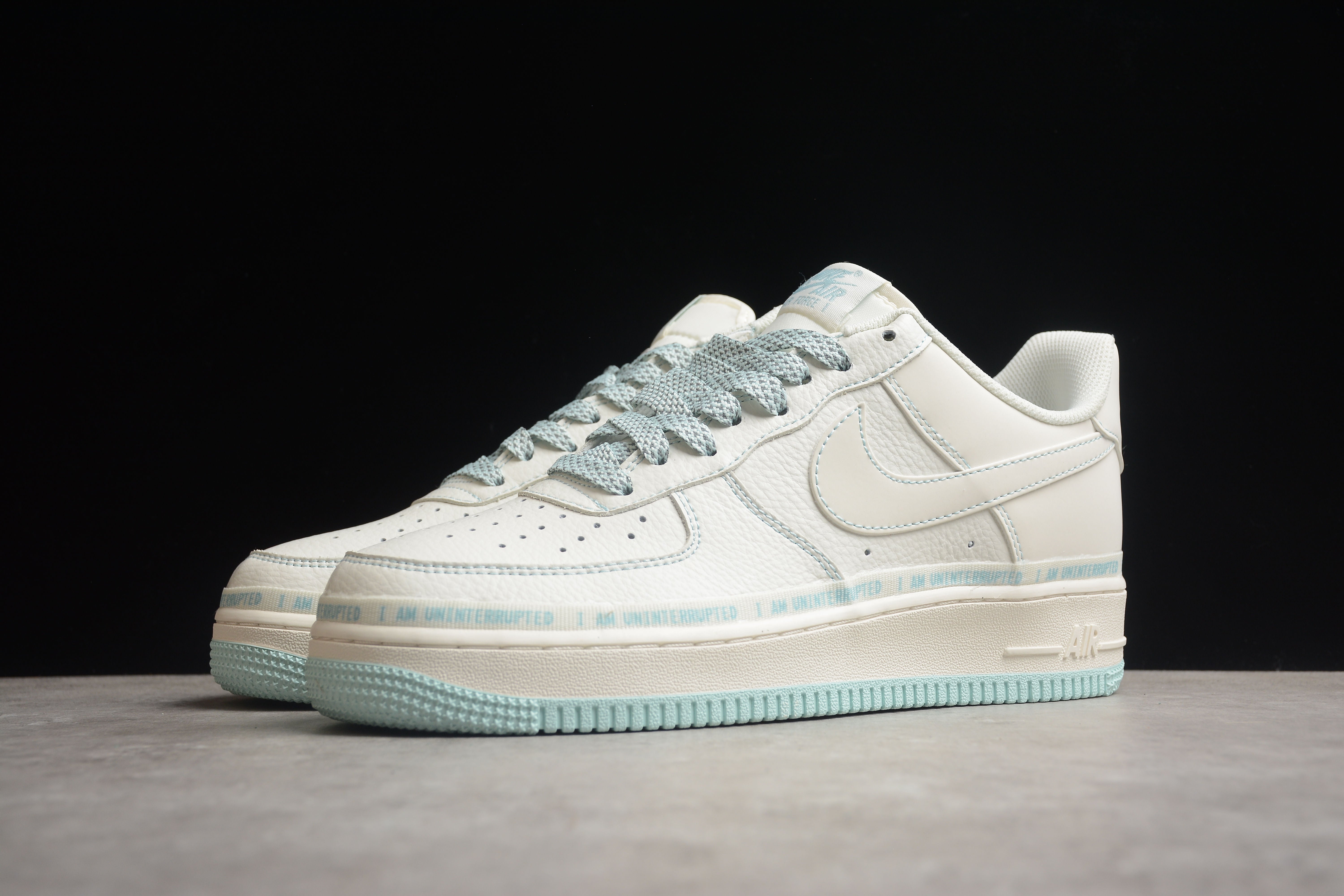 Chaussures Nike airforce A1 blanches et bleu clair
