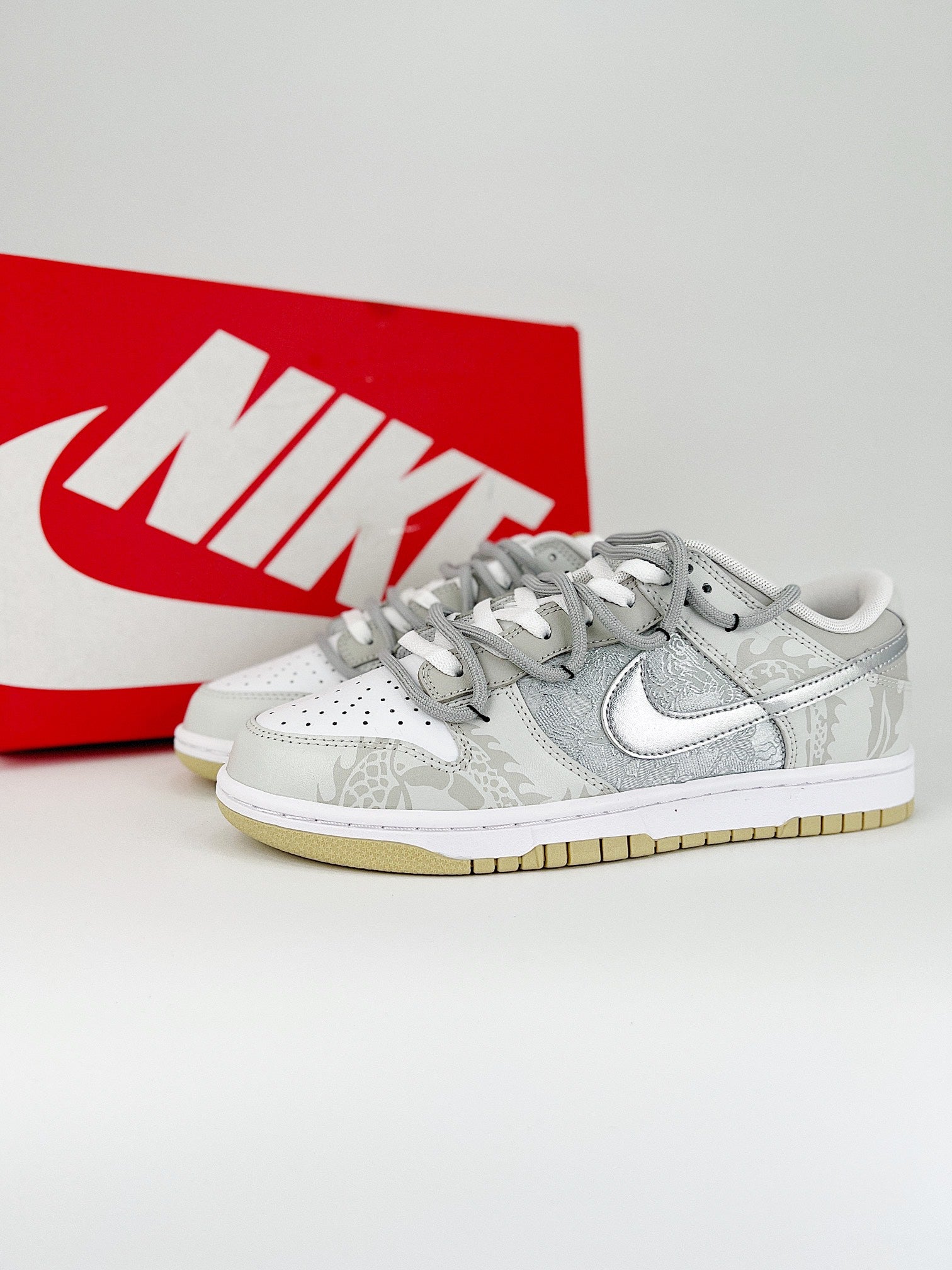 Nike SB Dunk Low silver grey