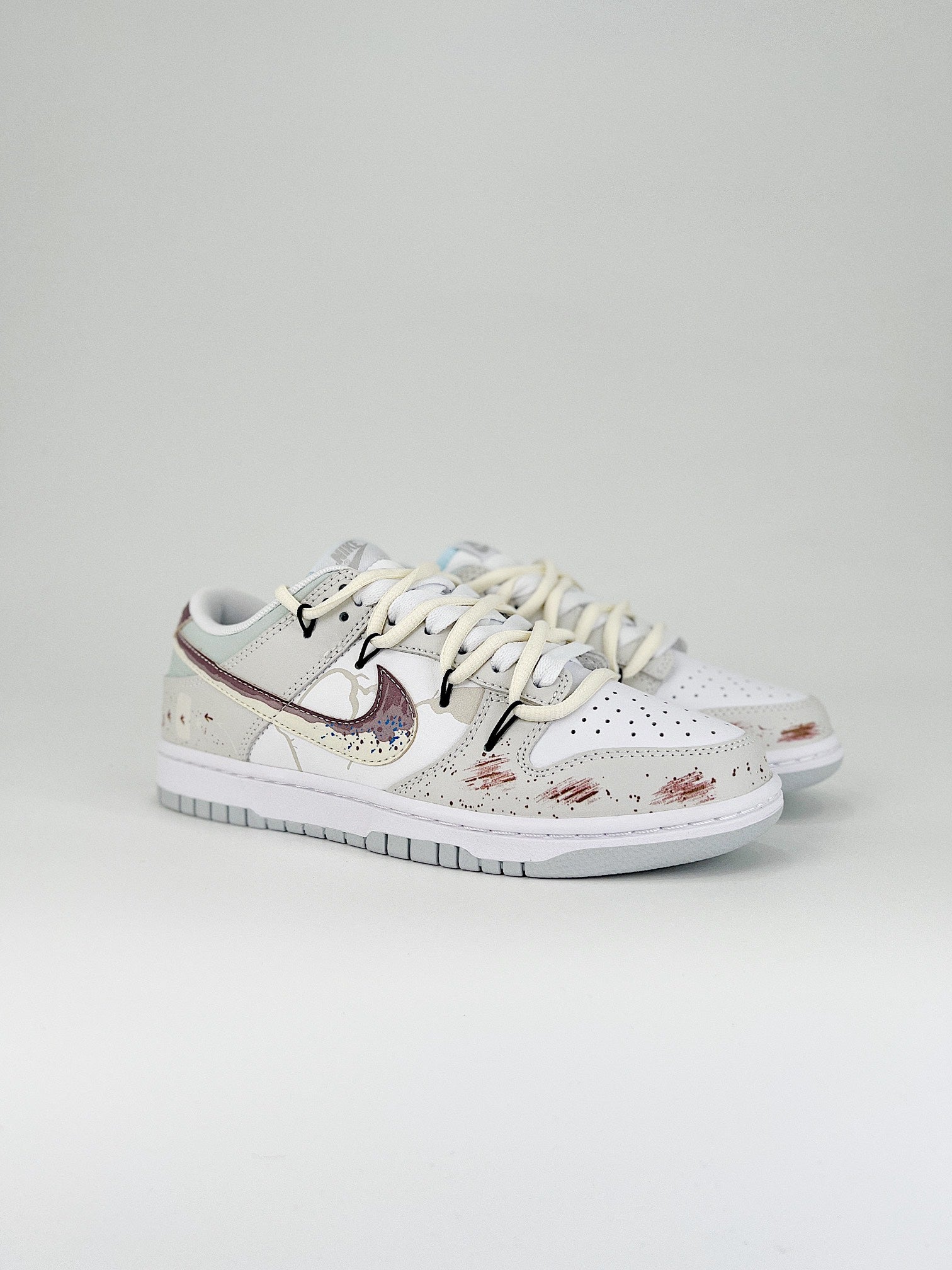 Nike SB Dunk Low scratches