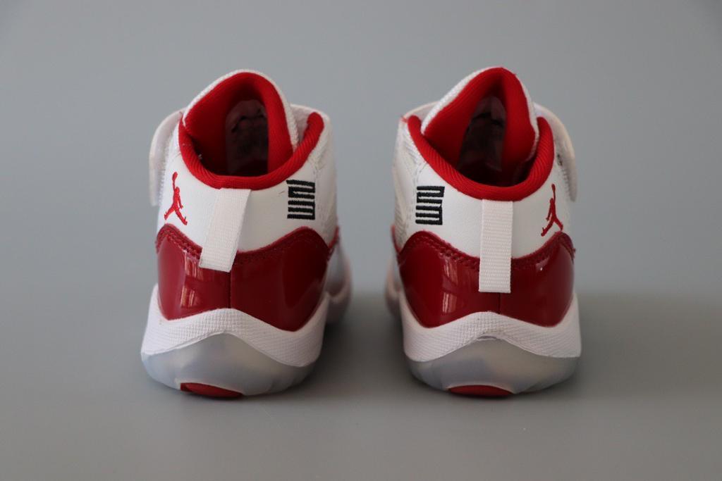 Joe 11 chaussures montantes blanches et rouges