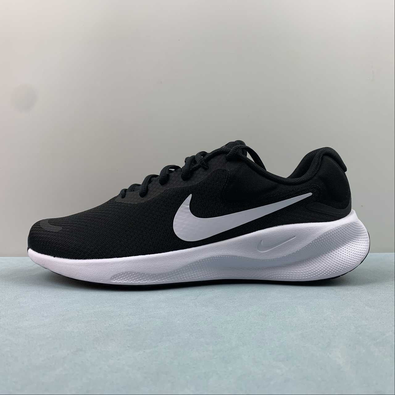 Nike revolution 7 black and white shoes