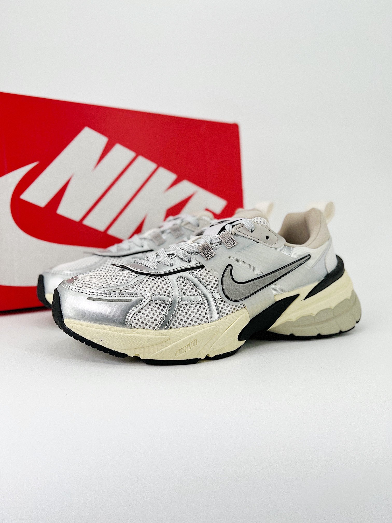 Nike V2k run silver beige
