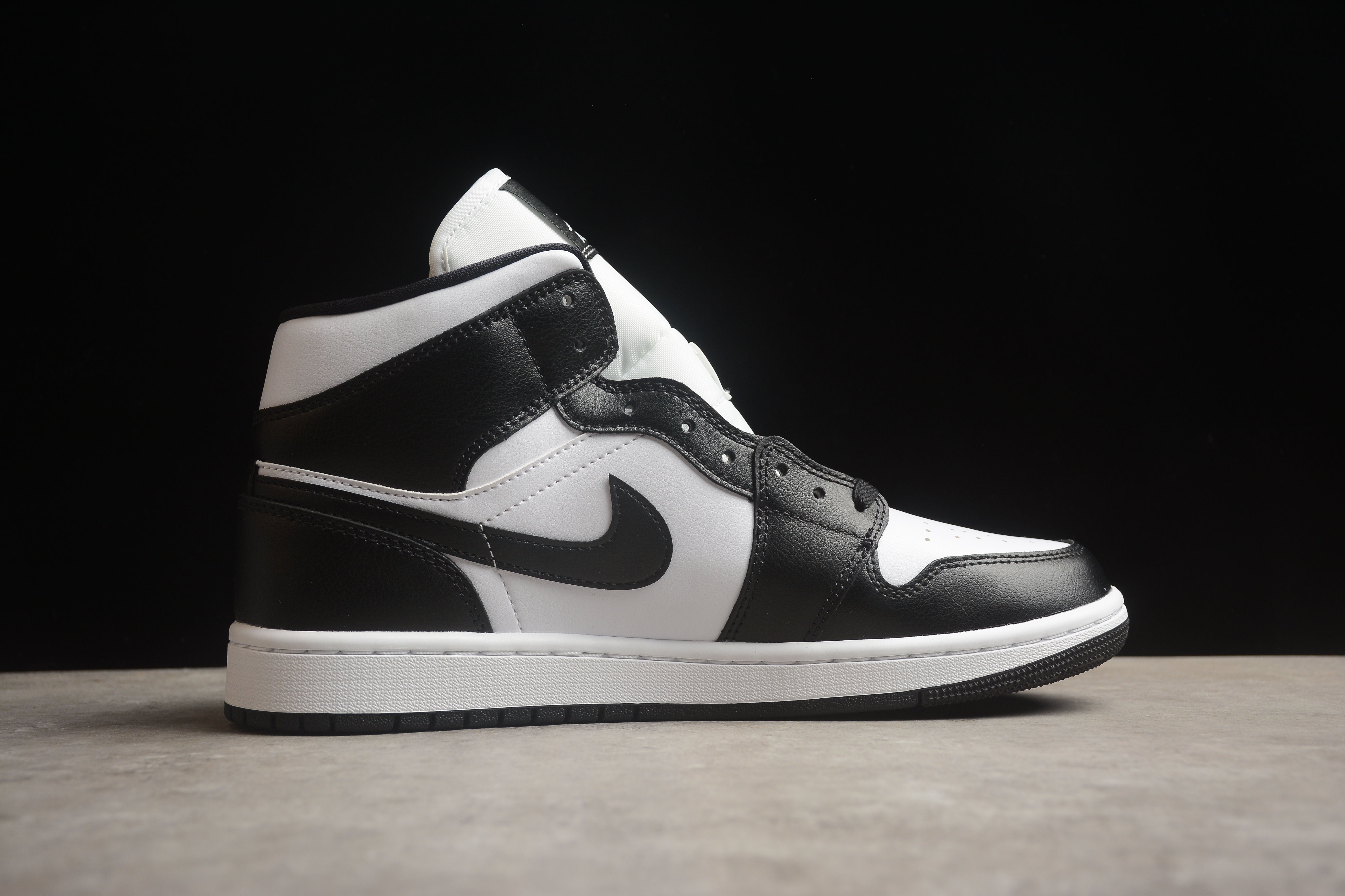 Air jordan mid classical black