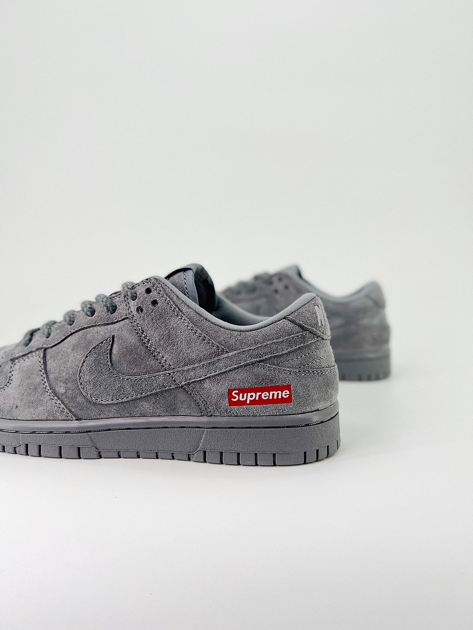 NIKE DUNK LOW PRO SB & SUPREM
"Gray "