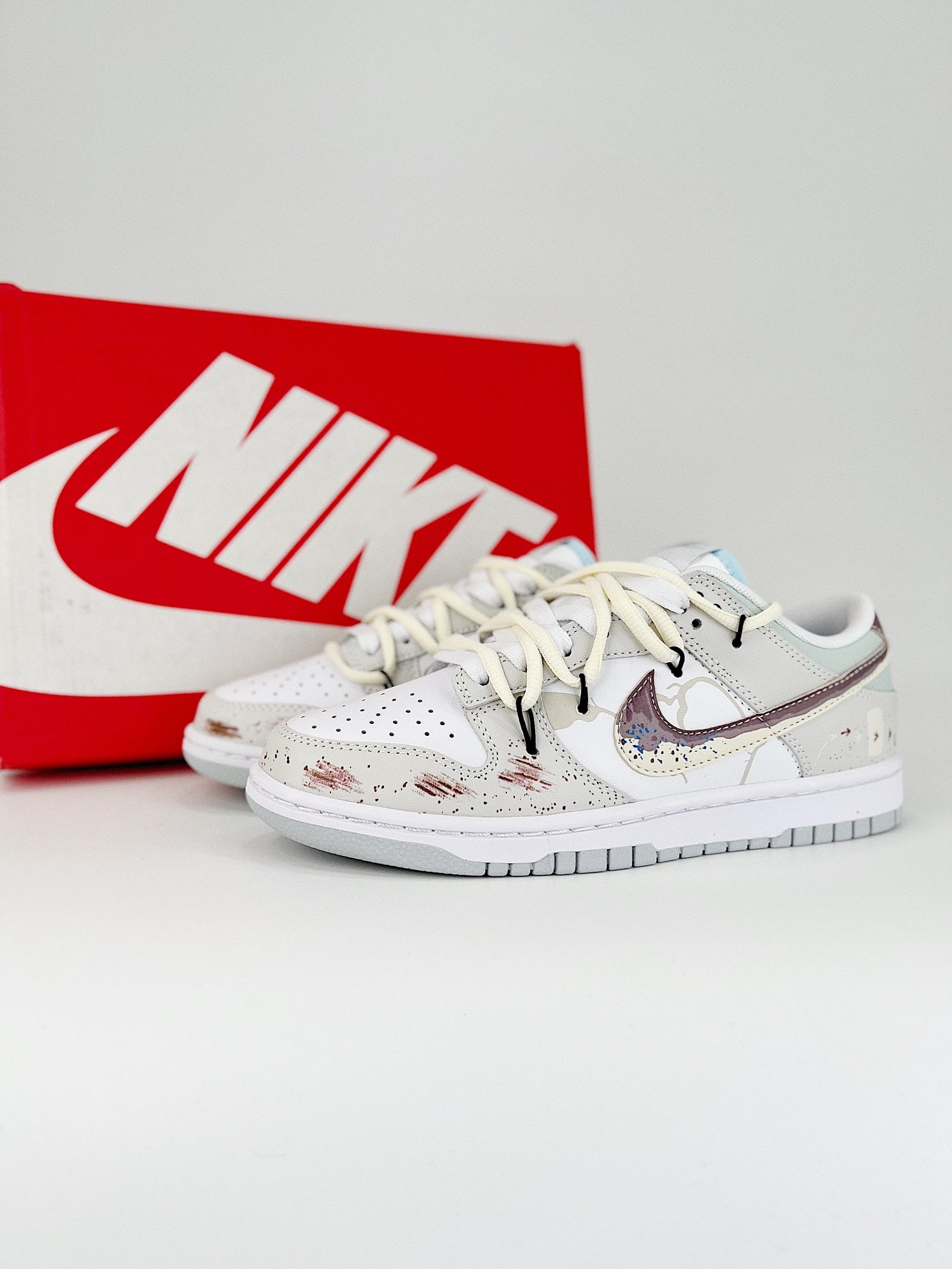 Nike SB Dunk Low scratches
