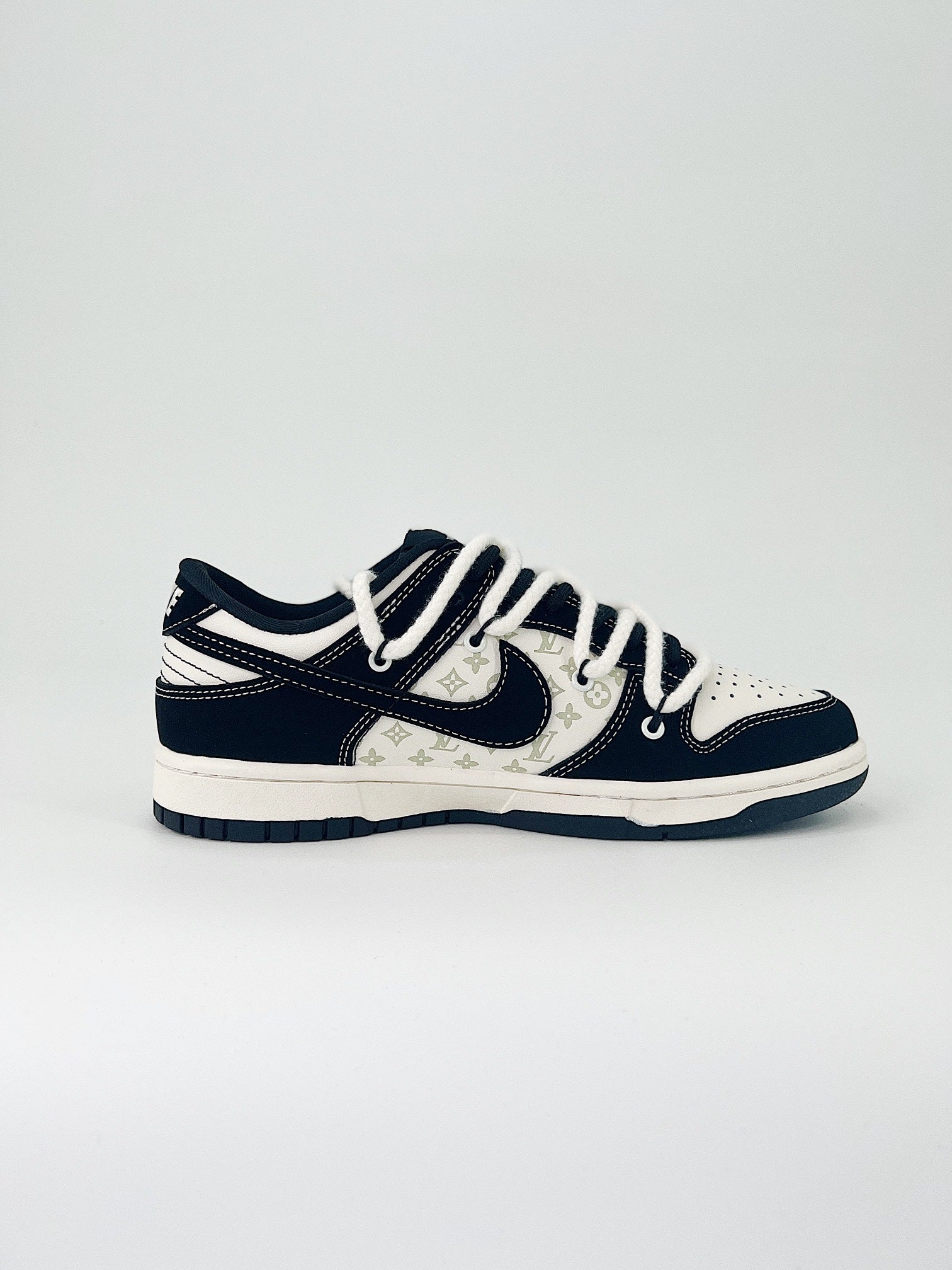 NIKE DUNK LOW RETRO SB & LV  
"Navy "