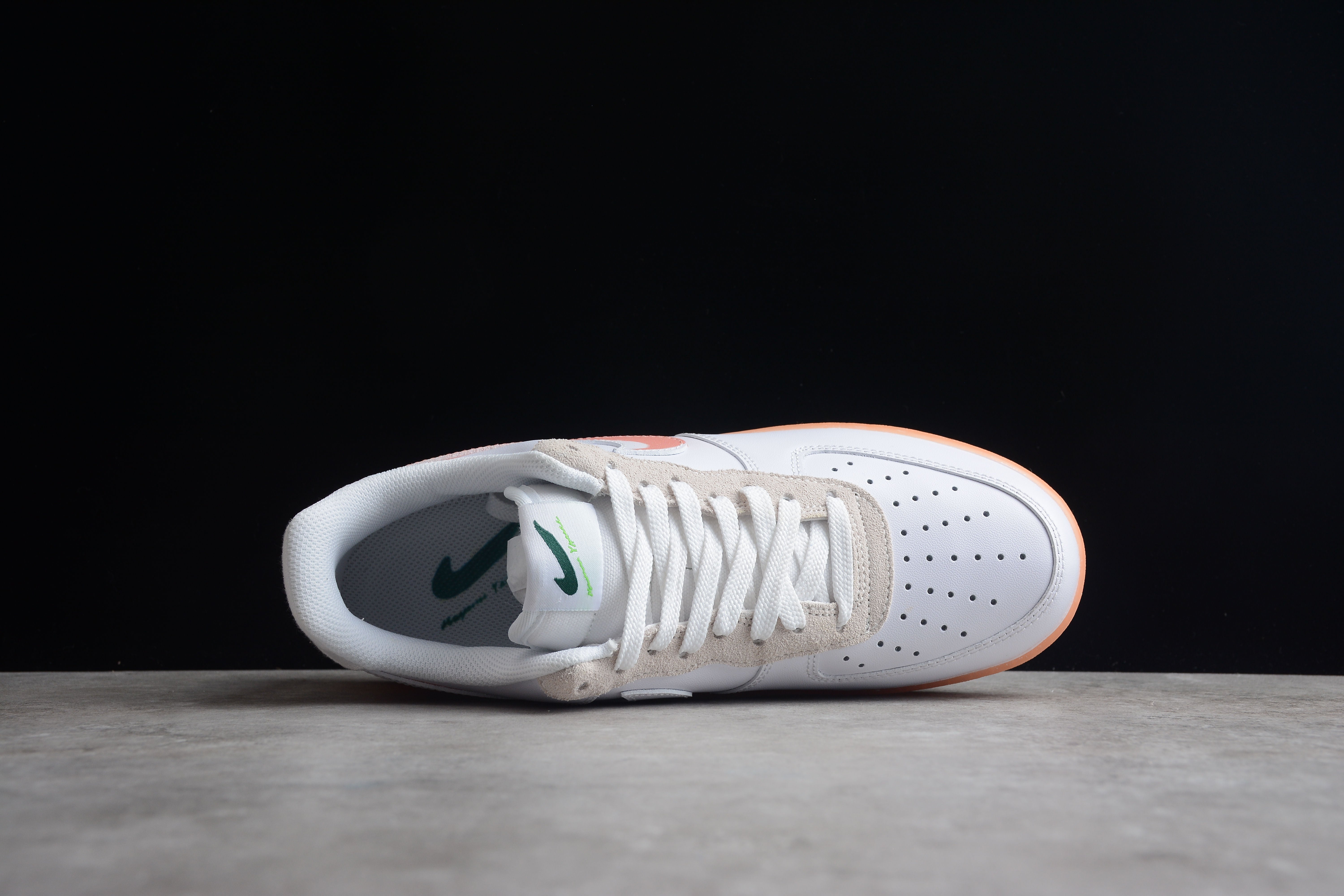 Chaussures Nike airforce A1 blanches et orange