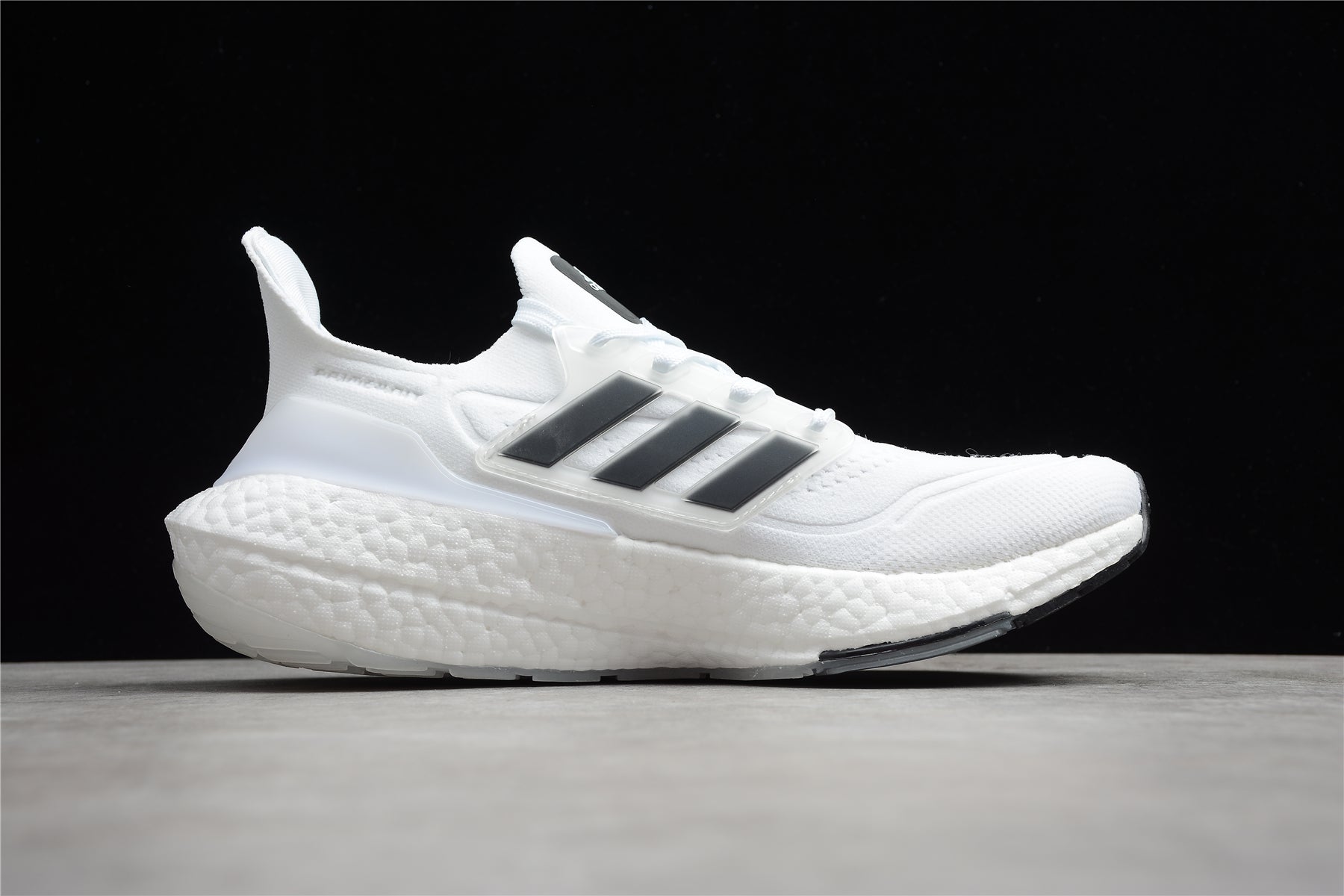 Chaussures Adidas Ultraboost noires et blanches