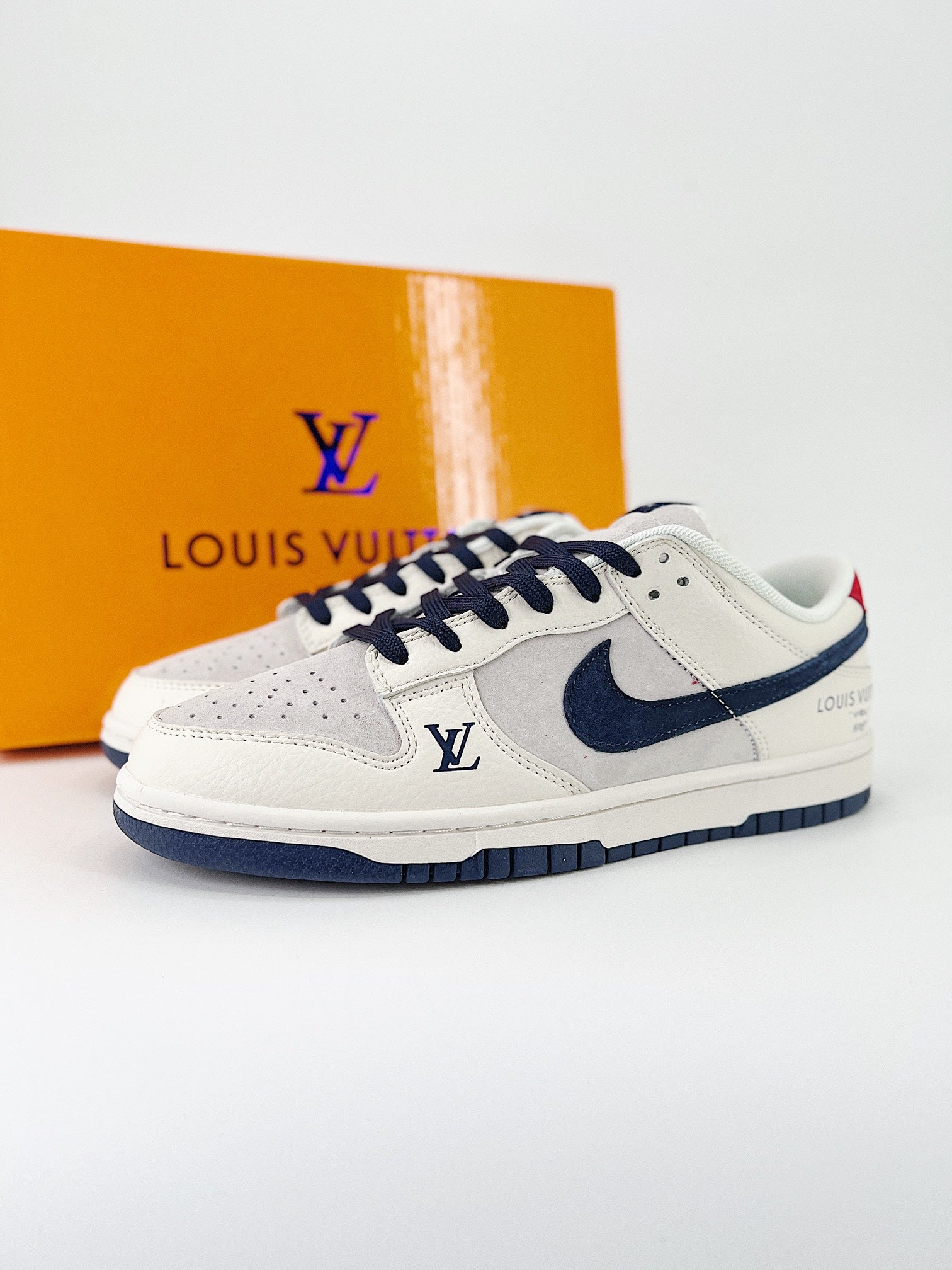 NIKE DUNK LOW PRO SB&LV
"BEIGE & NAVY "