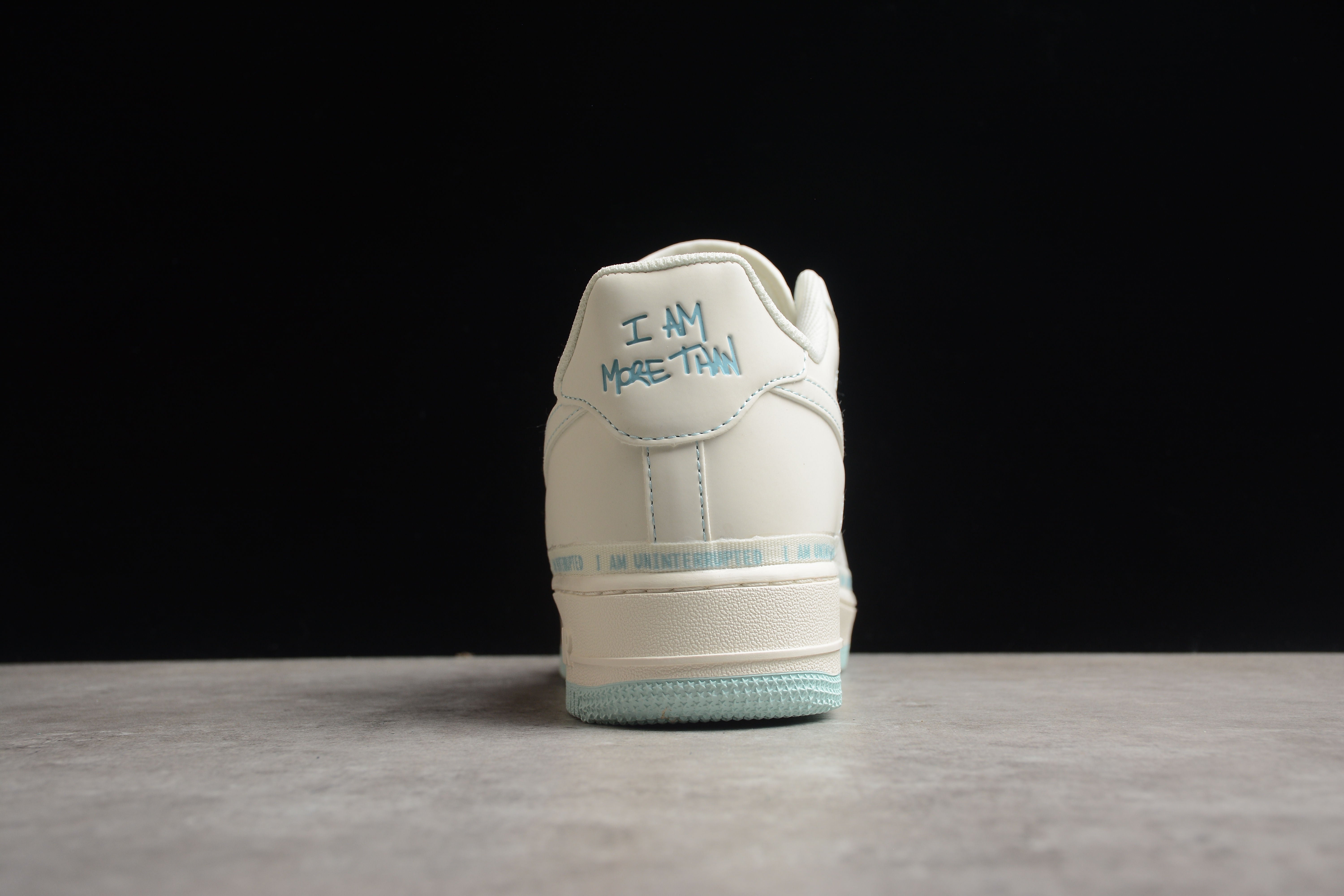Chaussures Nike airforce A1 blanches et bleu clair