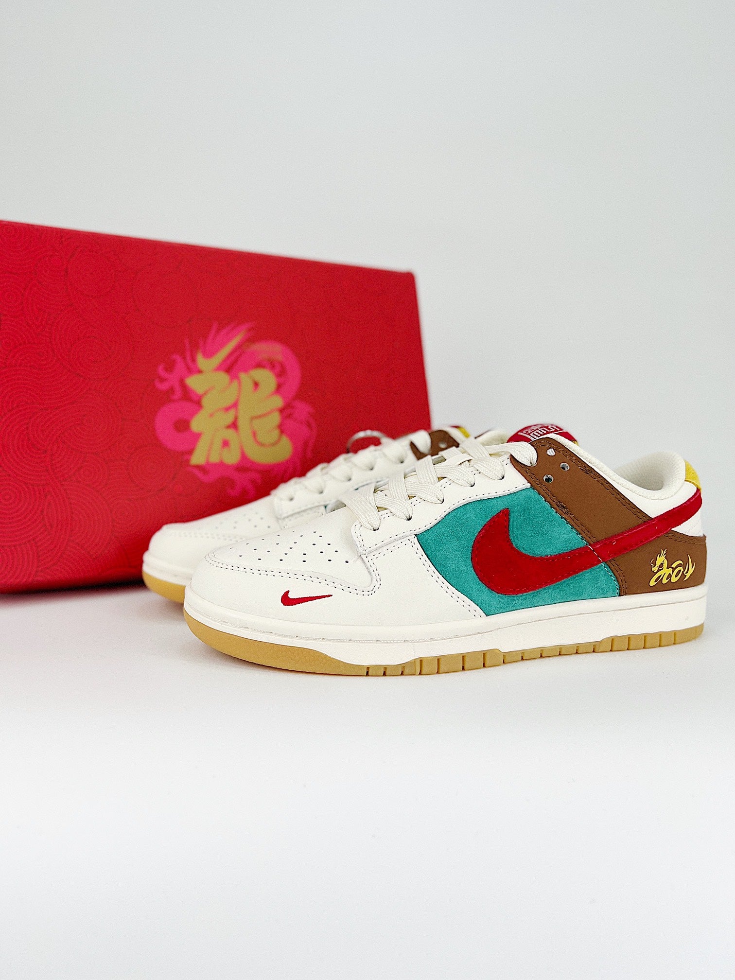Nike SB Dunk Low red