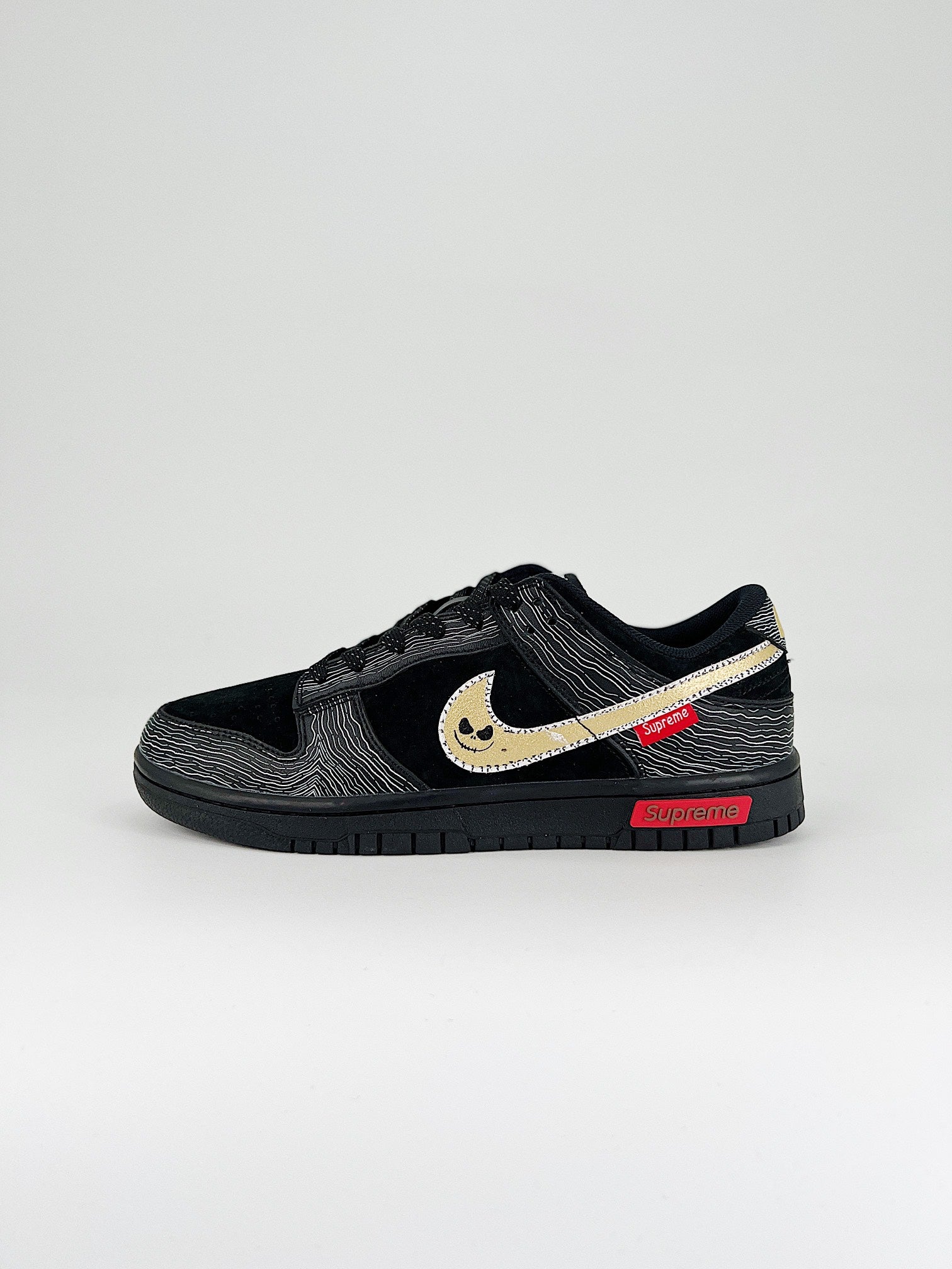 NIKE DUNK LOW RETRO SB & SUPREM 
"BLACK "