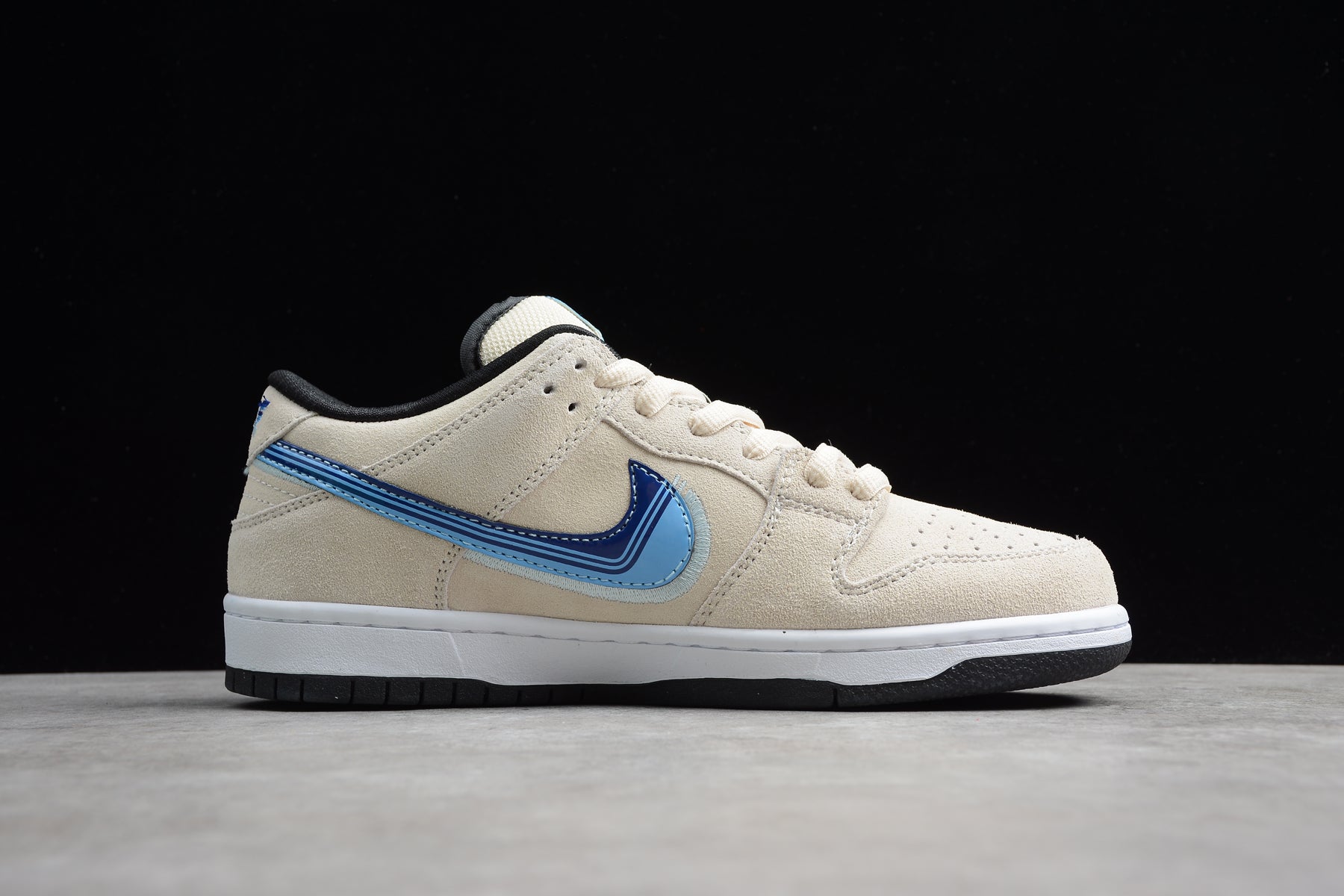 Nike SB dunk low  creme shoes