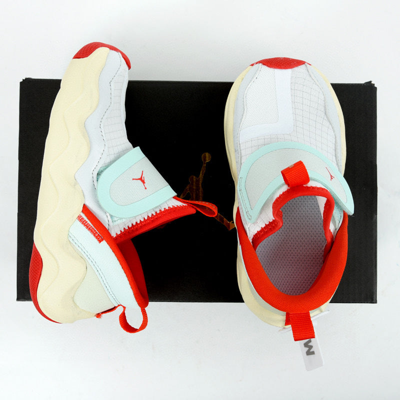 Chaussures Jordan shark beiges et rouges