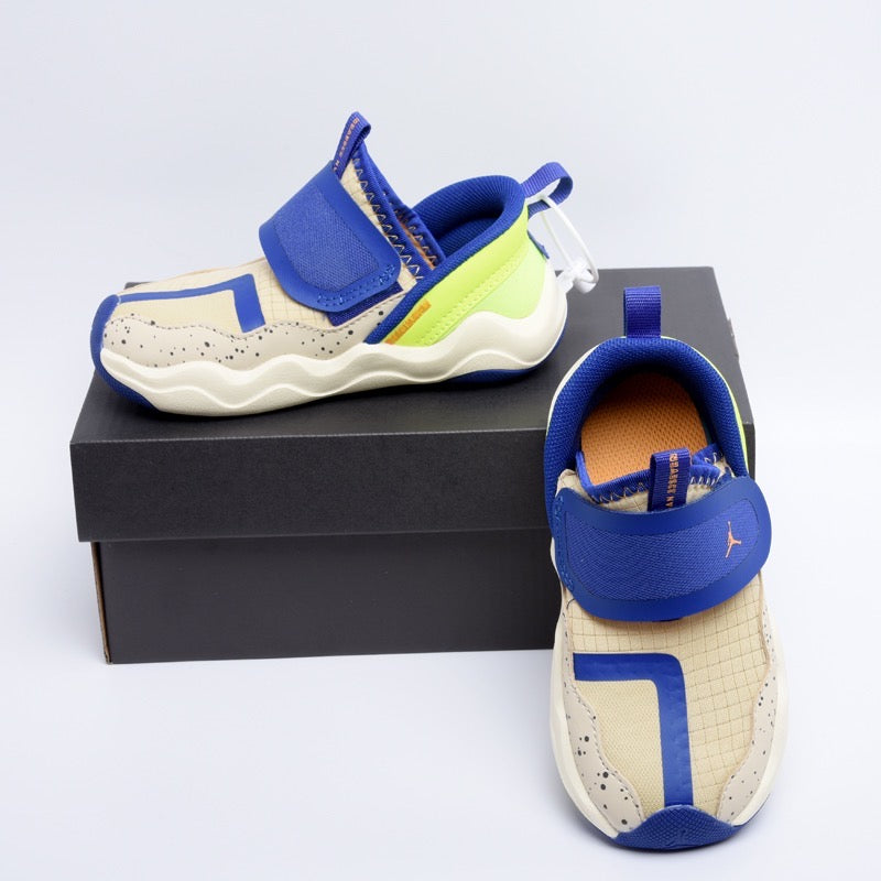 Chaussures Jordan shark beiges et bleues