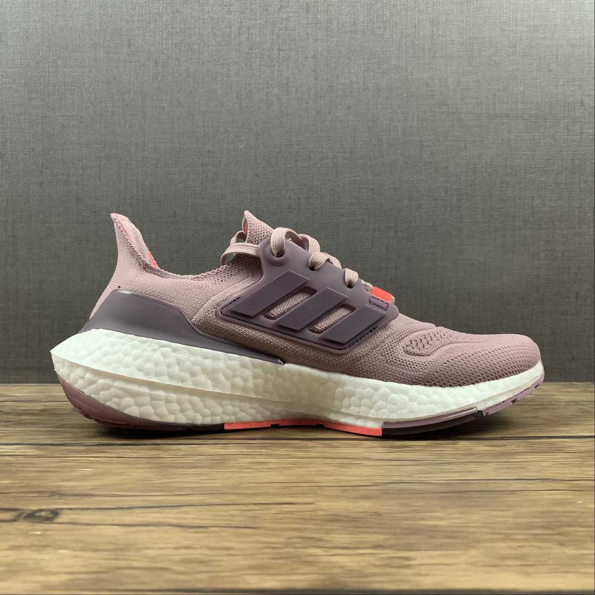 Chaussures Adidas Ultraboost violettes