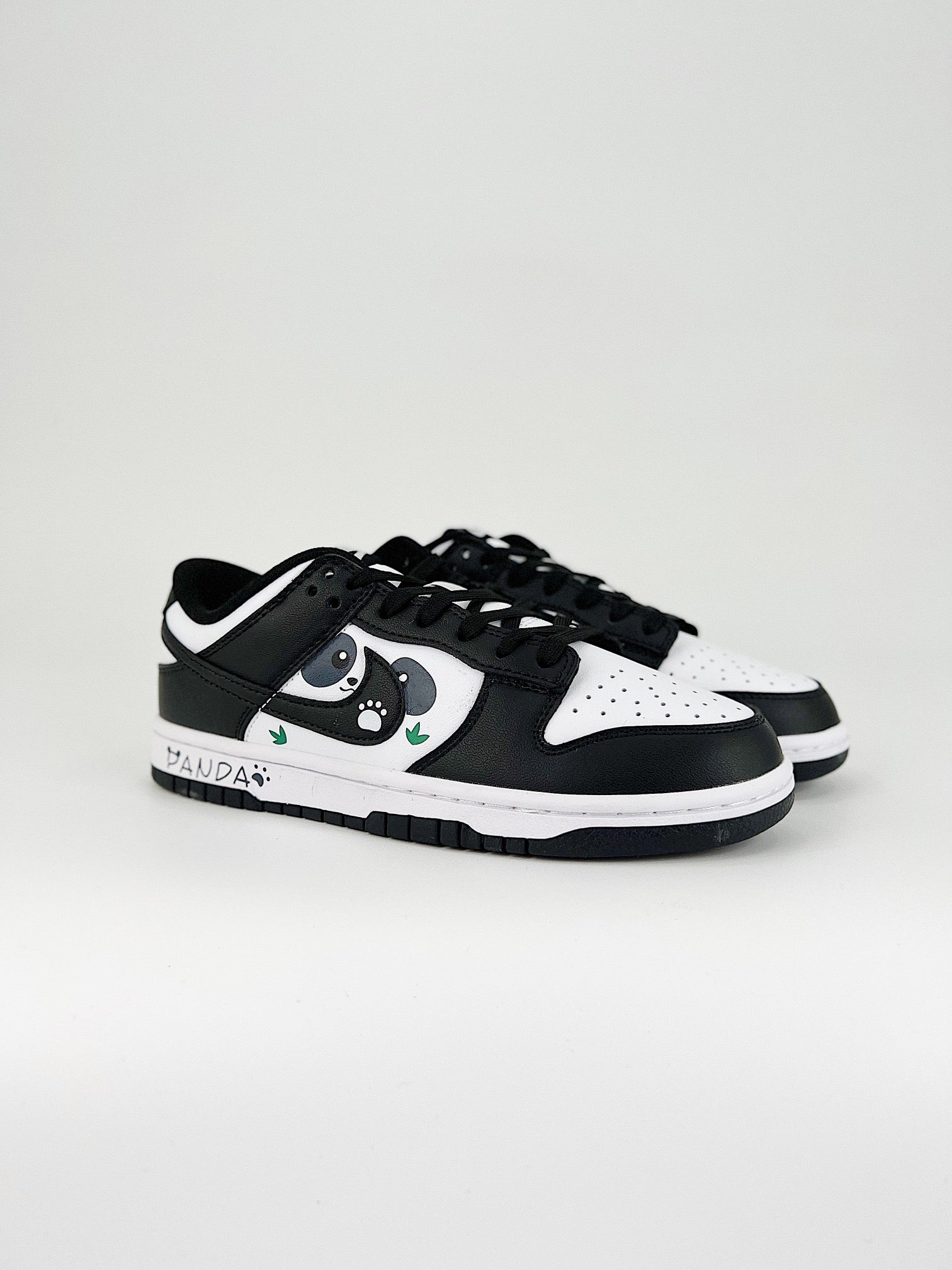 NIKE DUNK LOW RETRO SB 
" Black white"