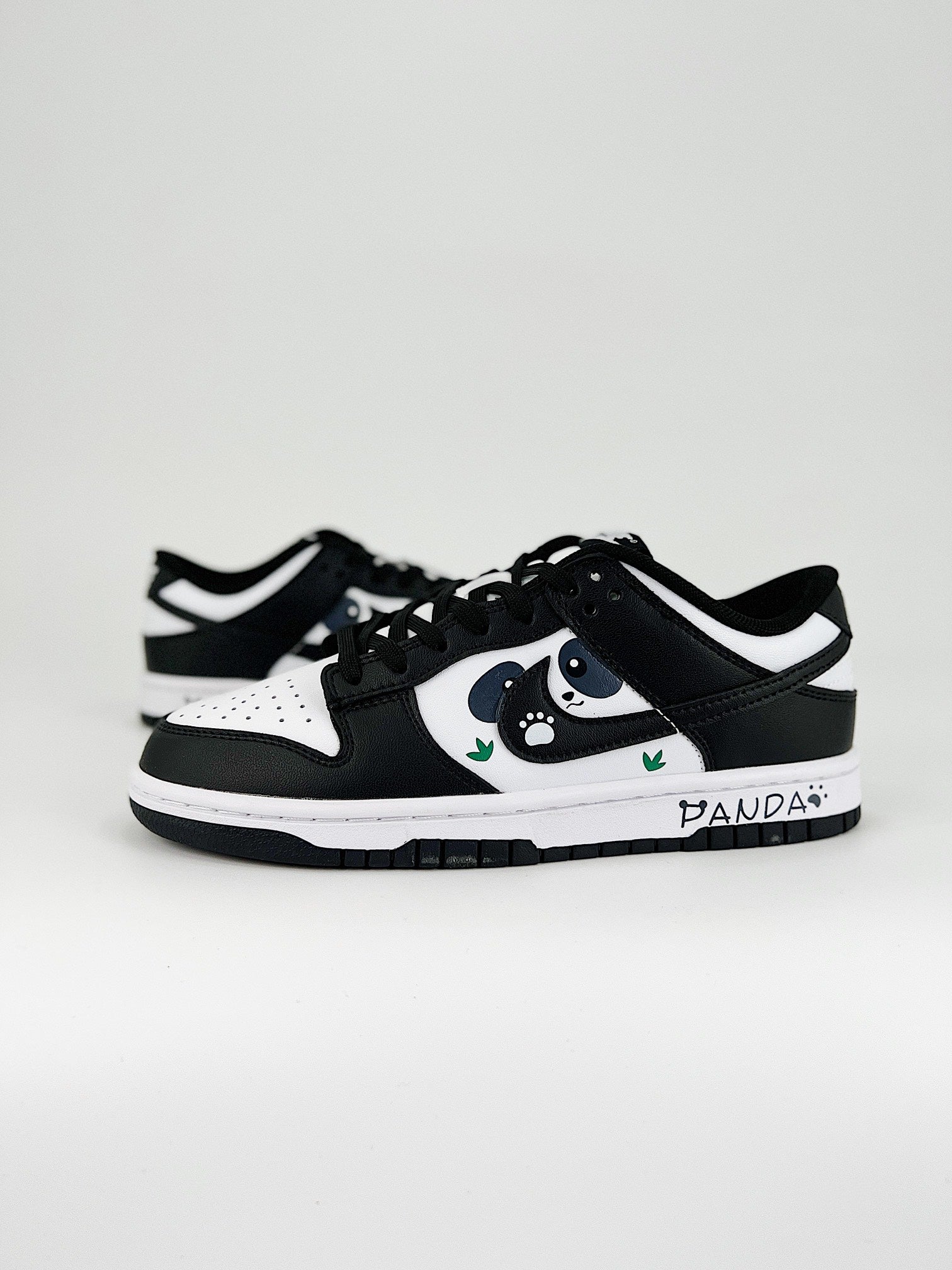 NIKE DUNK LOW RETRO SB 
" Black white"