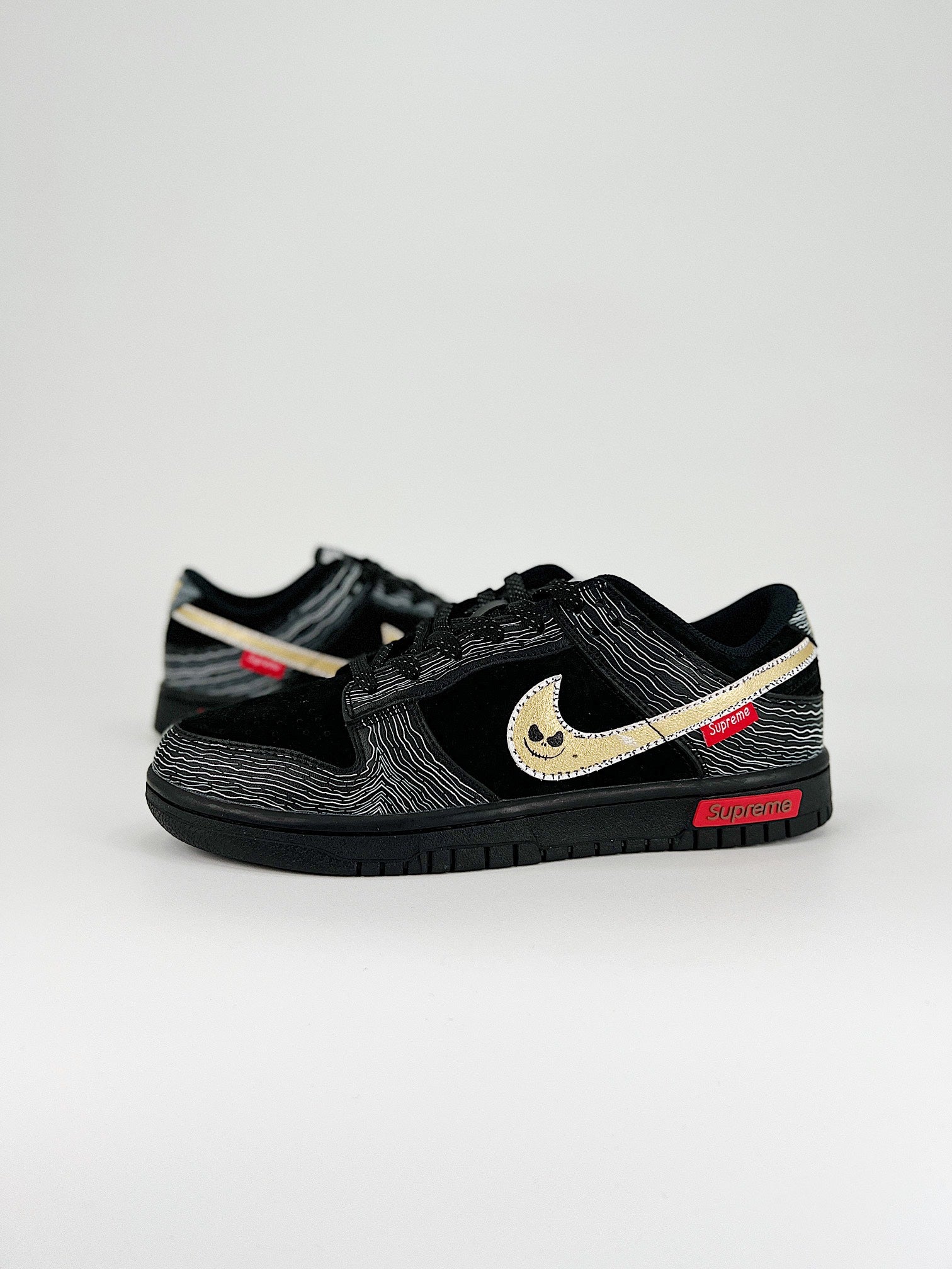 NIKE DUNK LOW RETRO SB & SUPREM 
"BLACK "