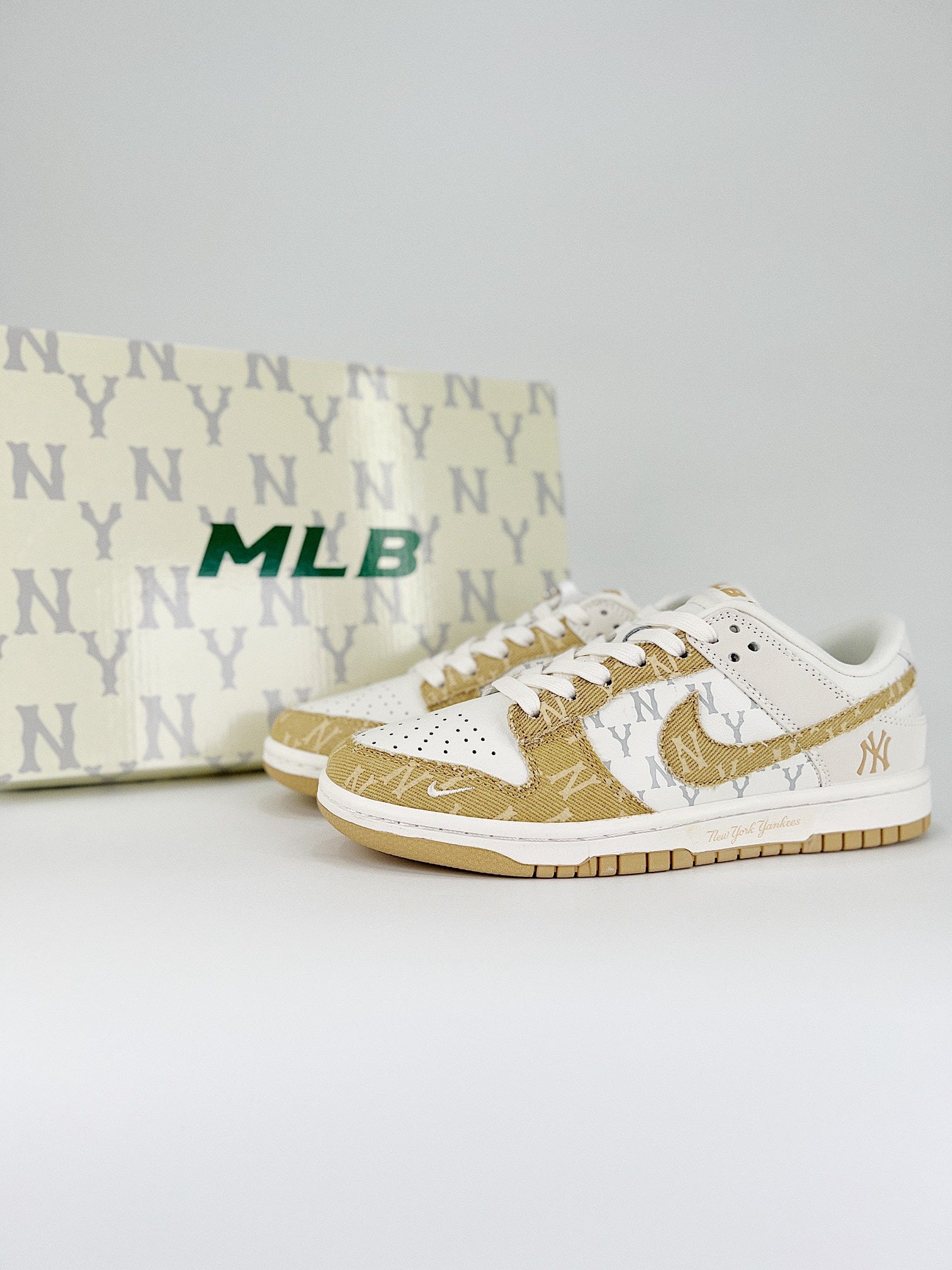 Nike SB Dunk low beige and white