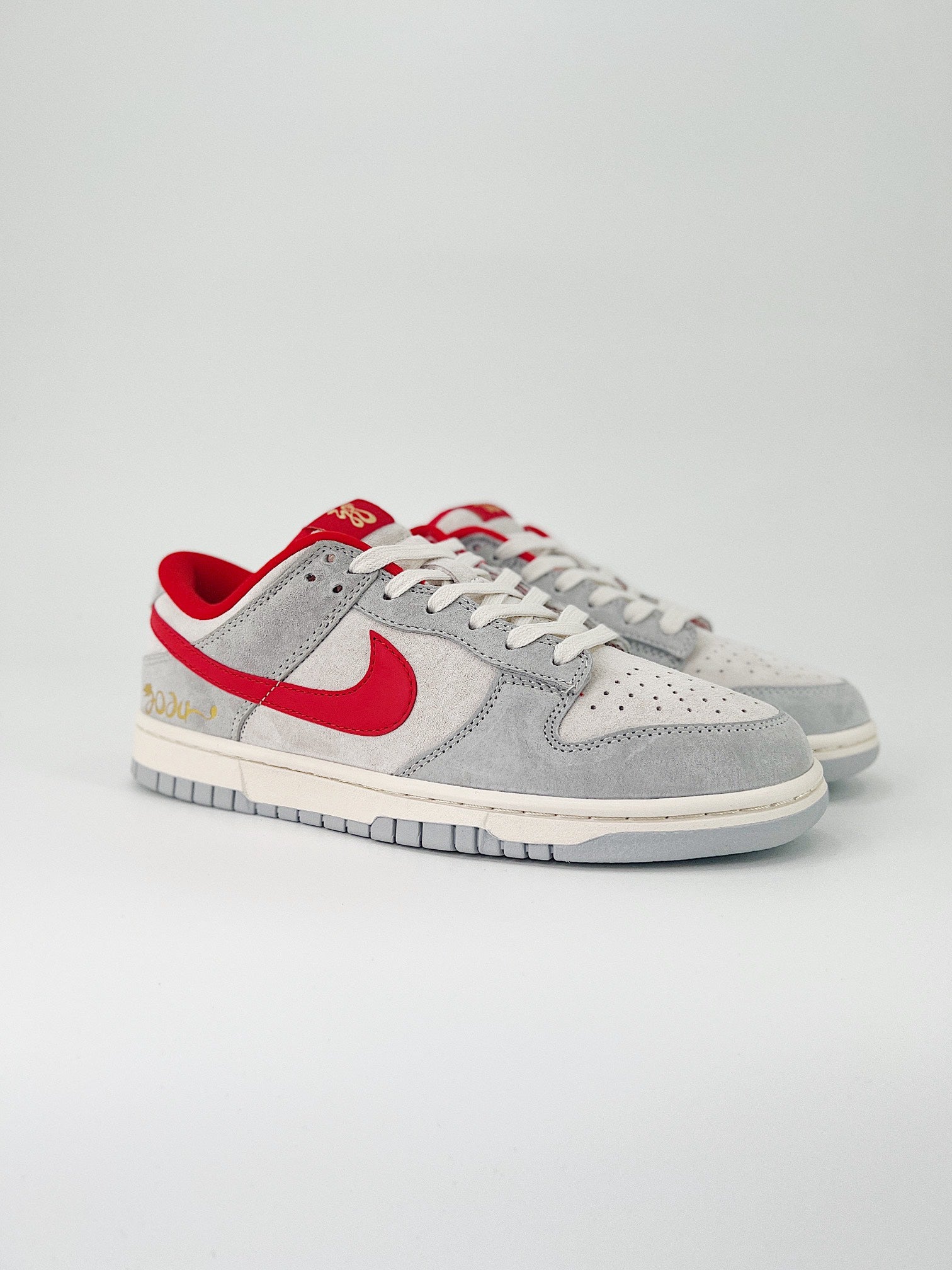 NIKE DUNK LOW RETRO SB 
" Gray Red  "