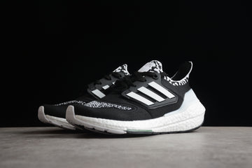 Chaussures Adidas Ultraboost noires et blanches