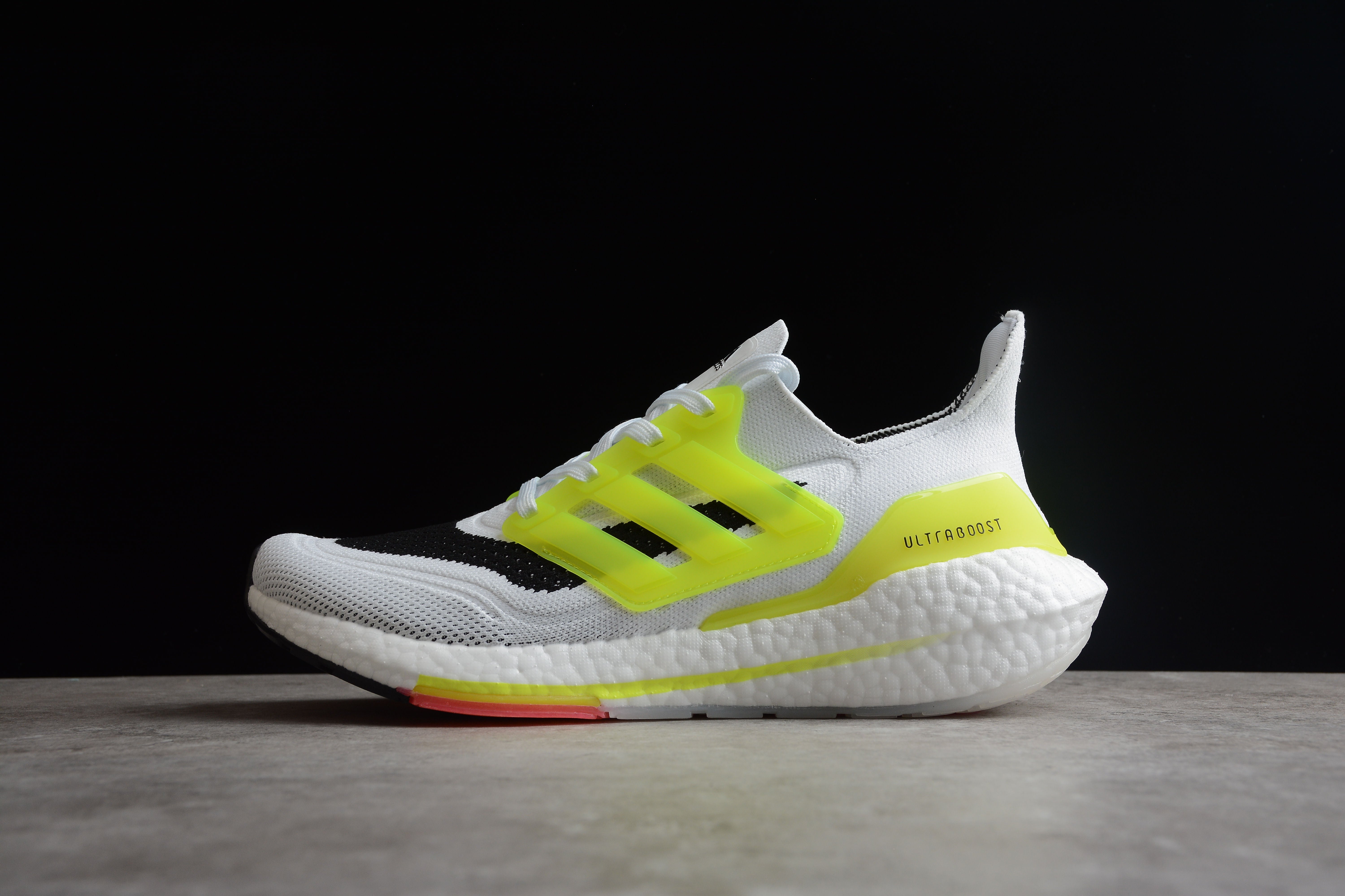 Chaussures Adidas ultraboost blanc jaune