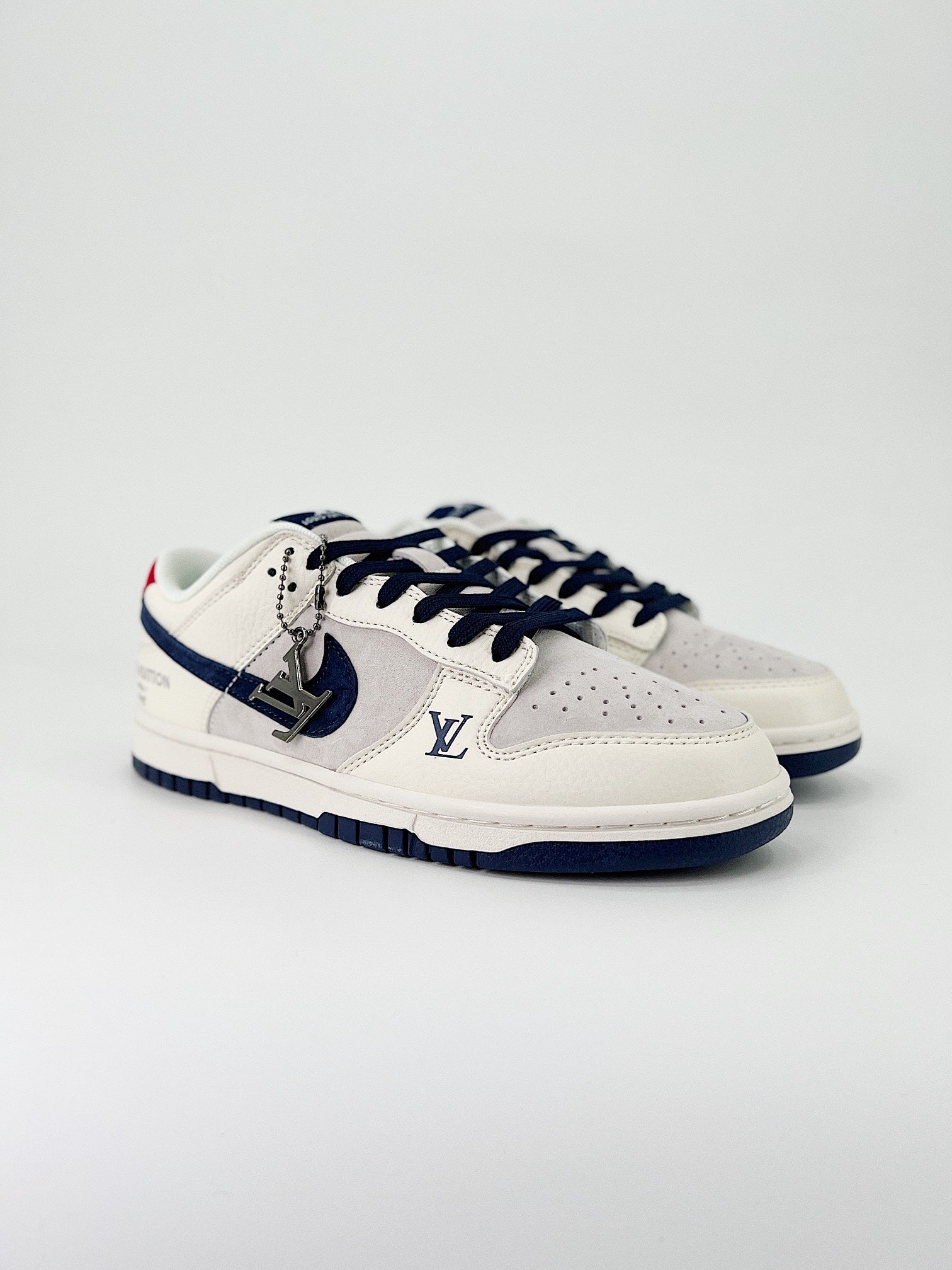 NIKE DUNK LOW PRO SB&LV
"BEIGE & NAVY "