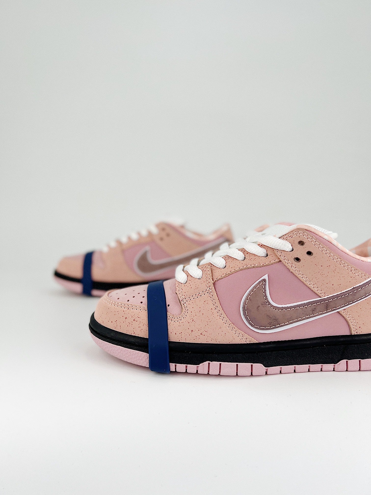 Nike SB Dunk Low pink band