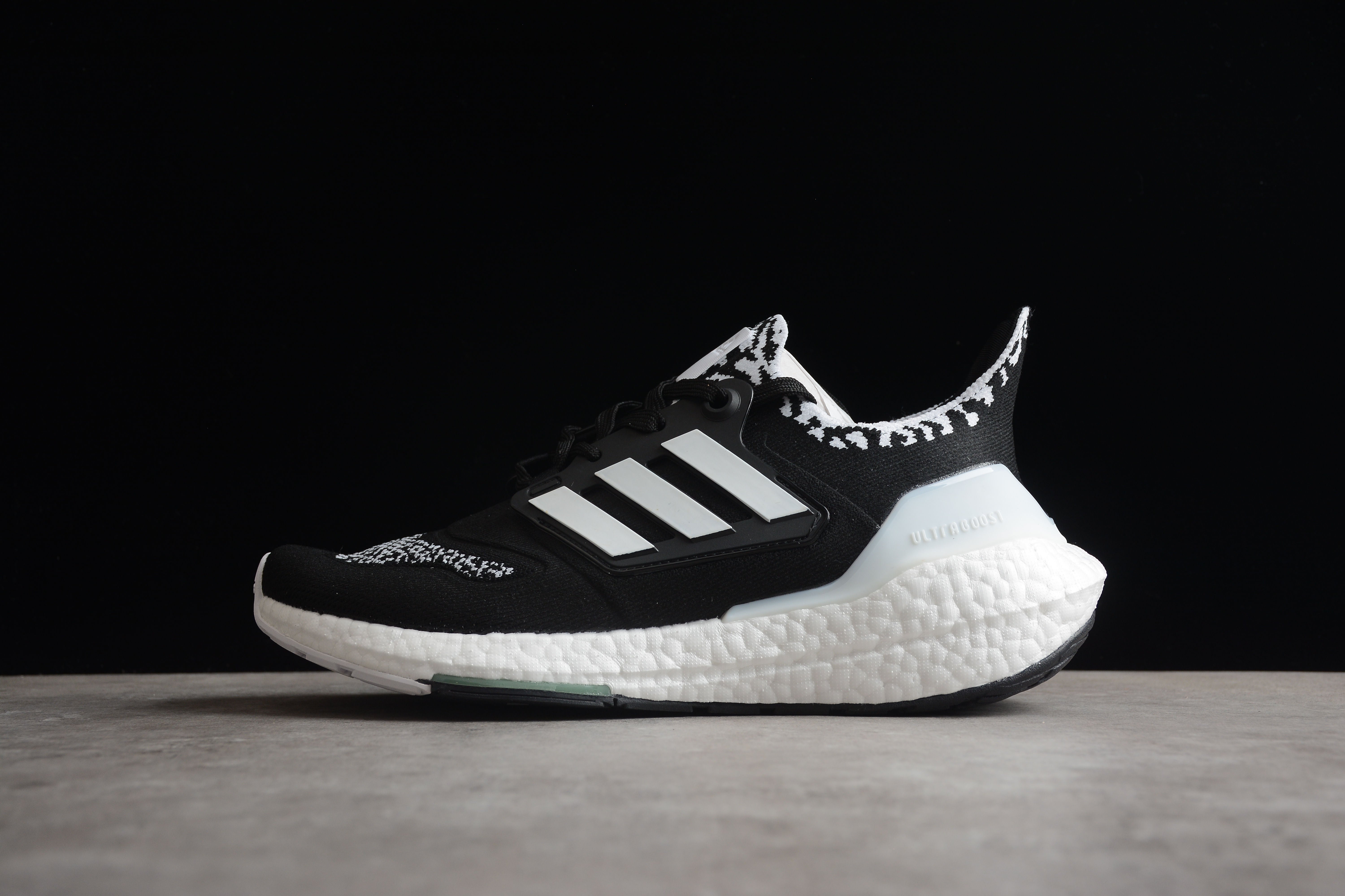 Chaussures Adidas Ultraboost noires et blanches