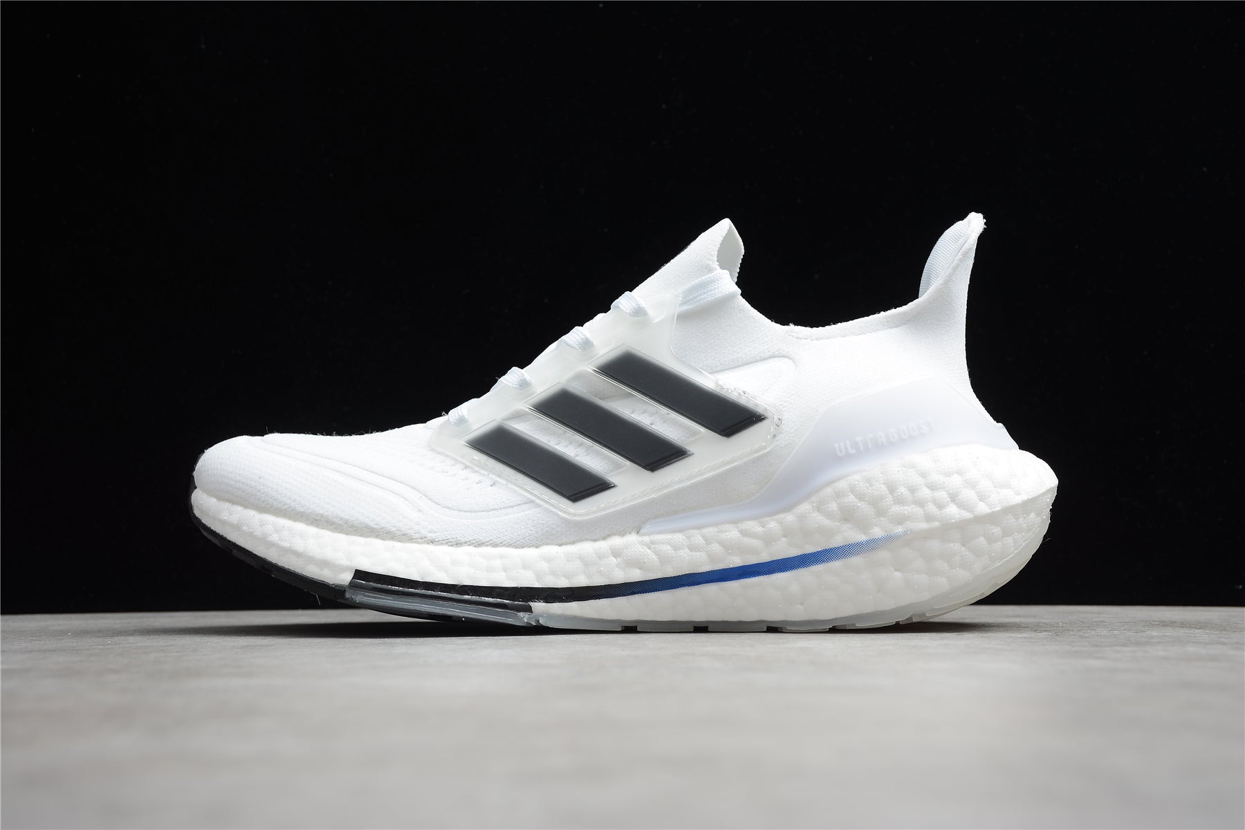 Chaussures Adidas Ultraboost noires et blanches
