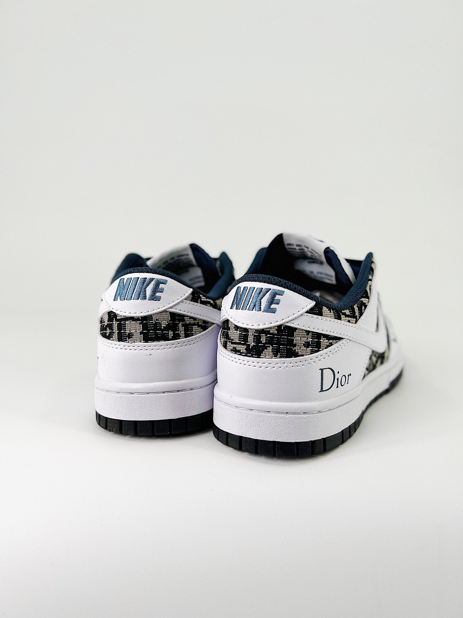 NIKE DUNK LOW RETRO SB & DIOR
" White blue"