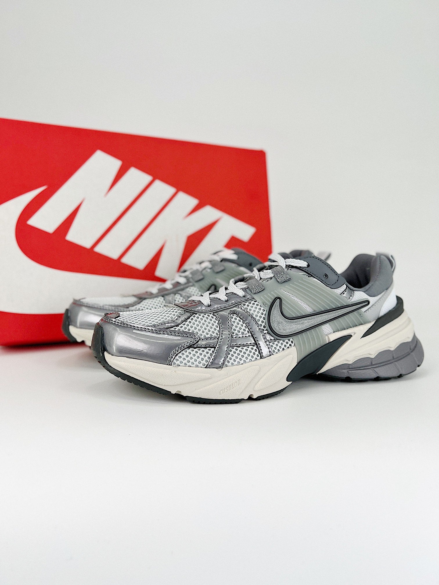 Nike V2k run metalic grey