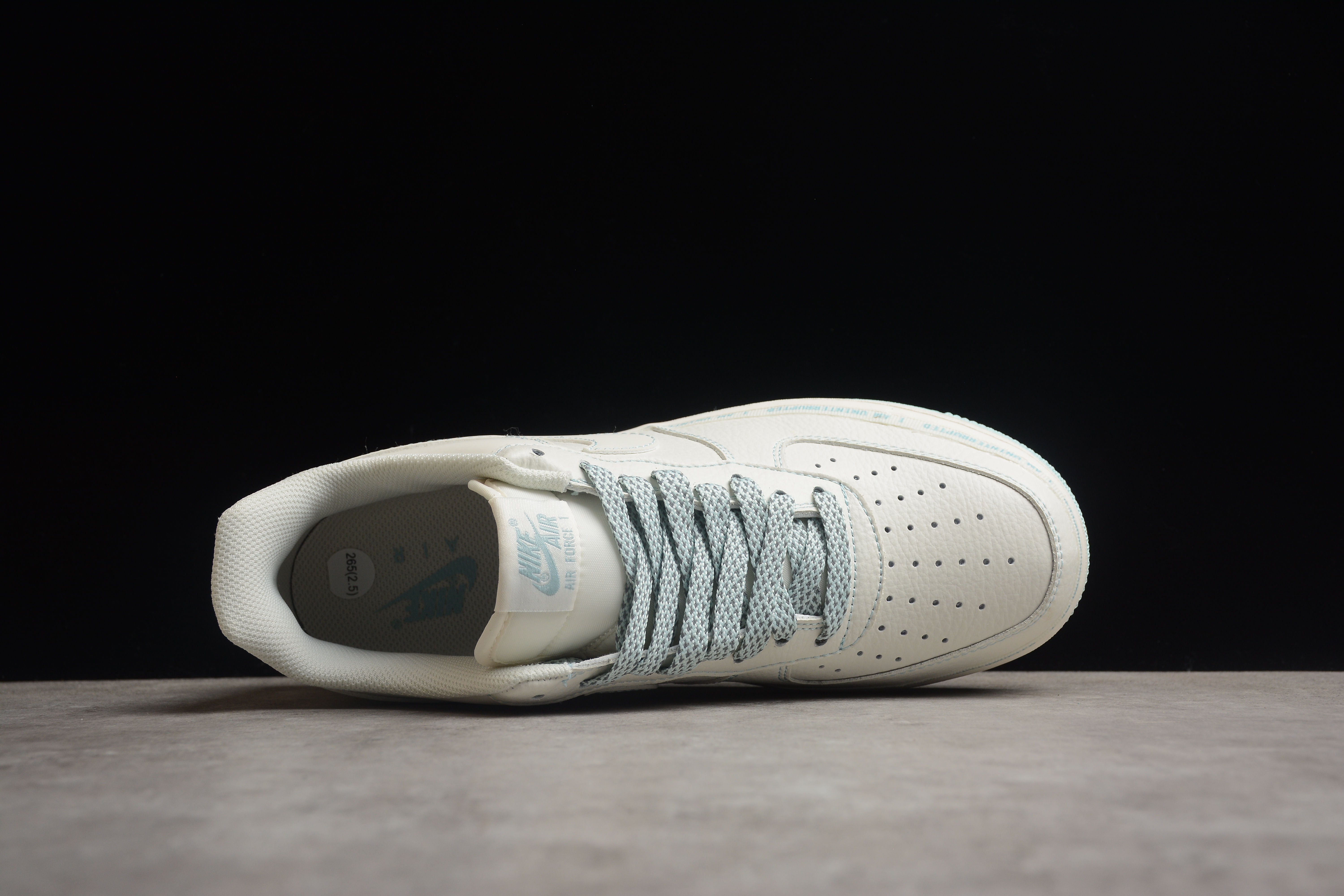 Chaussures Nike airforce A1 blanches et bleu clair