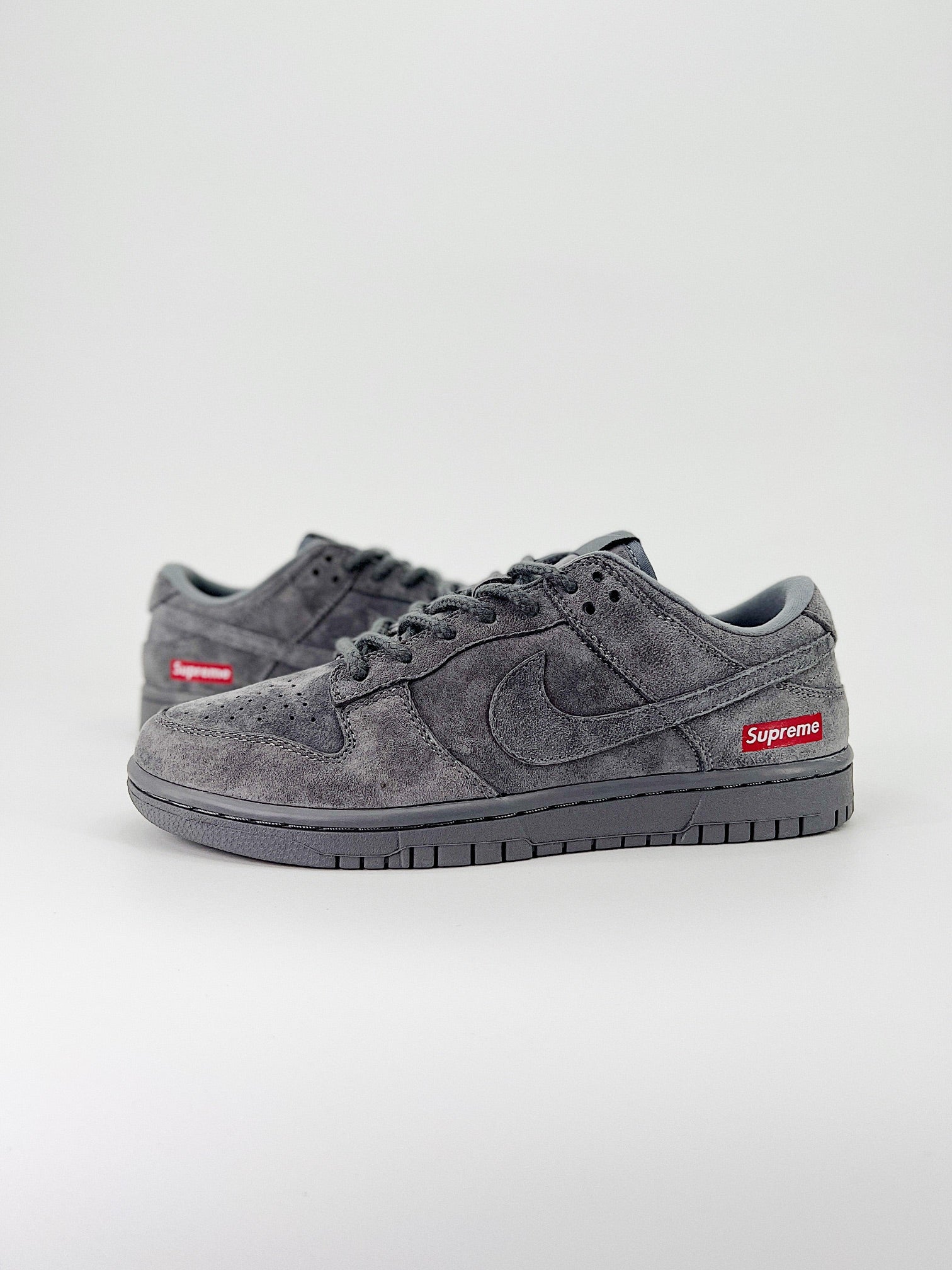 NIKE DUNK LOW PRO SB & SUPREM
"Gray "