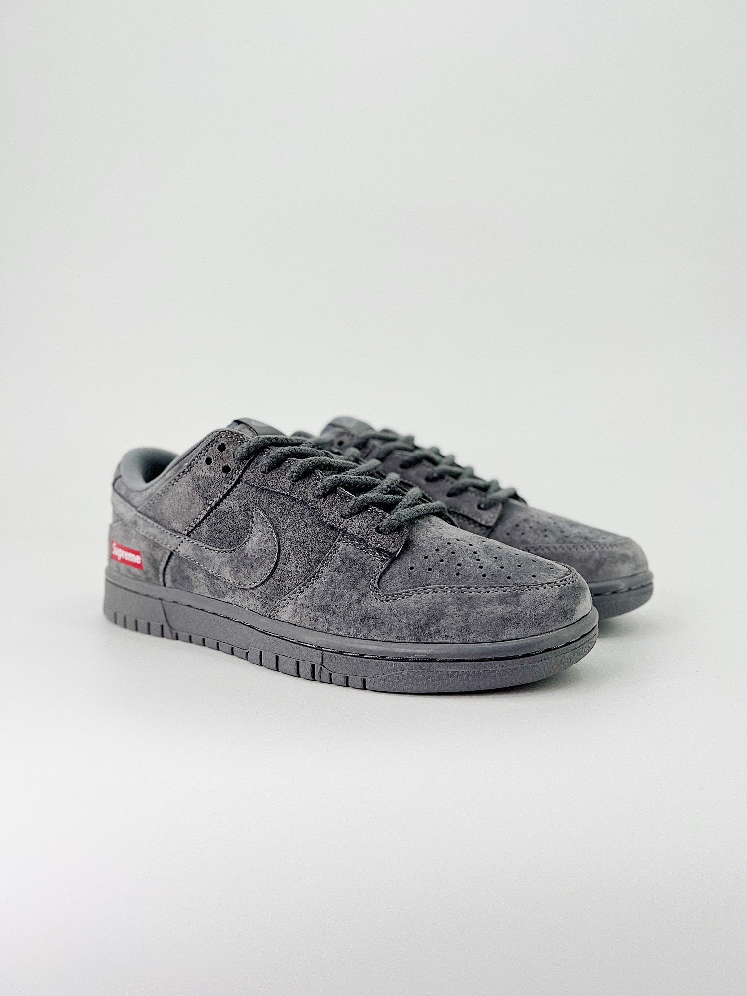 NIKE DUNK LOW PRO SB & SUPREM
"Gray "