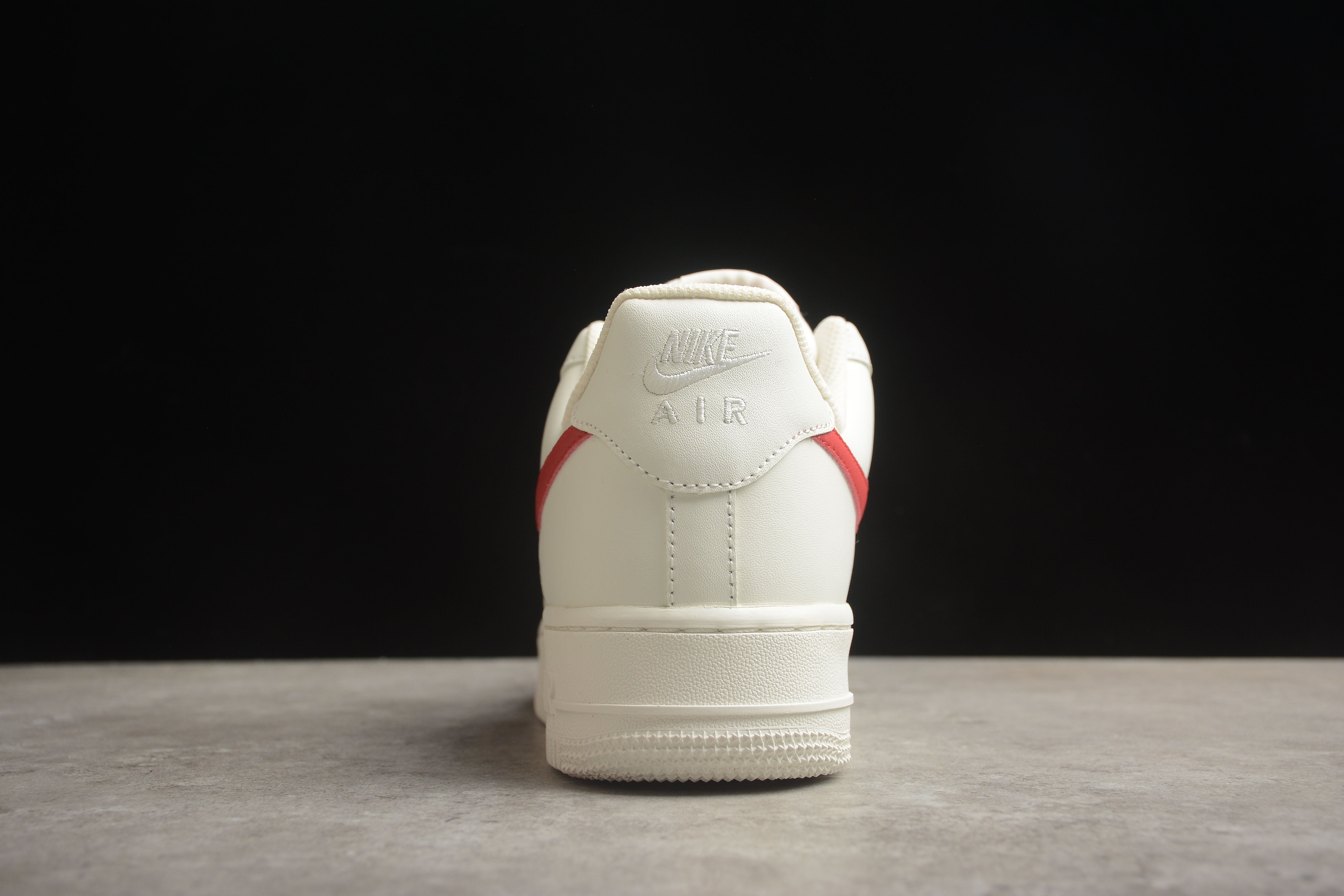 Chaussures Nike Airforce A1 avec signe rouge