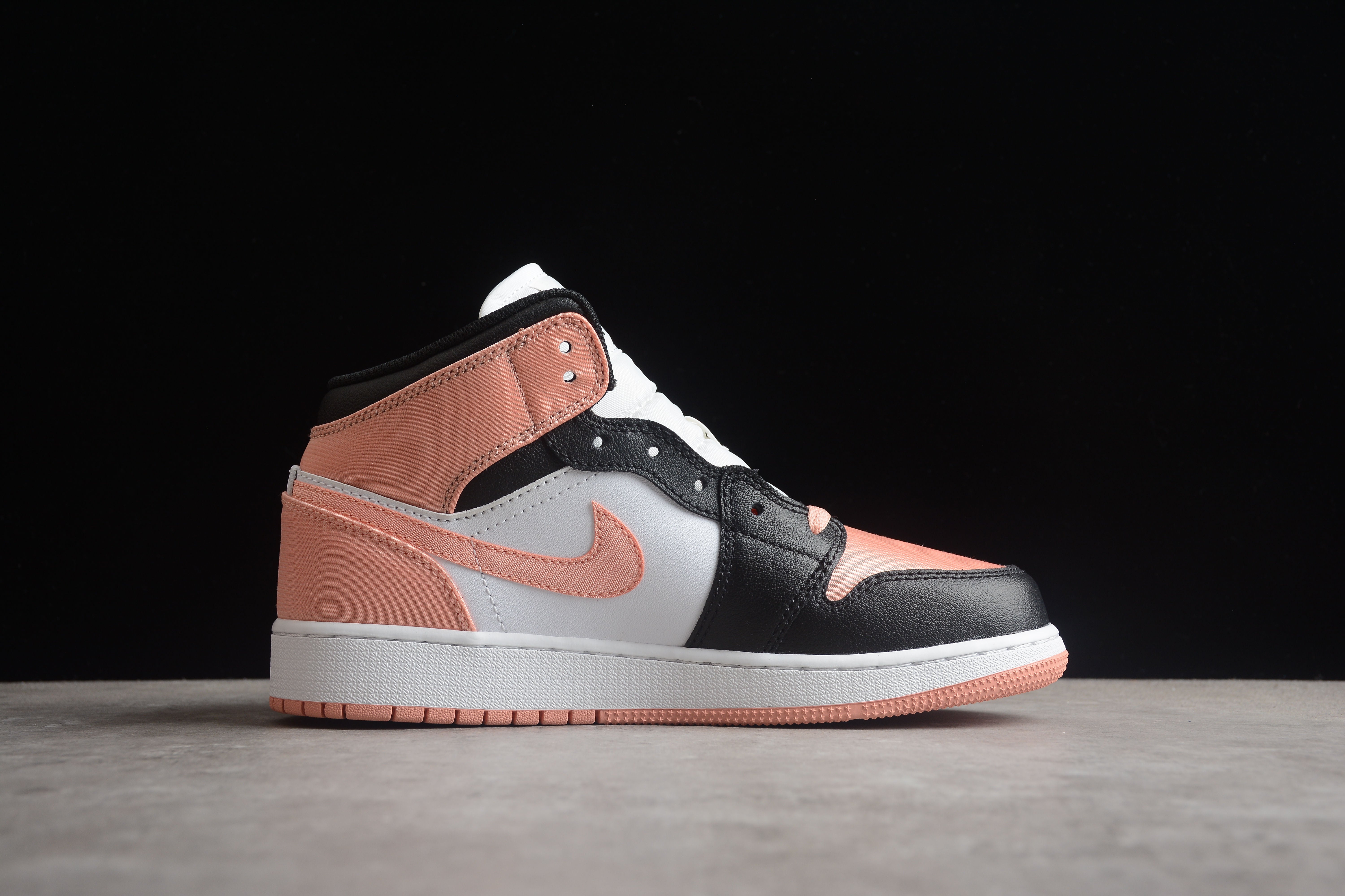 Air jordan mid peach