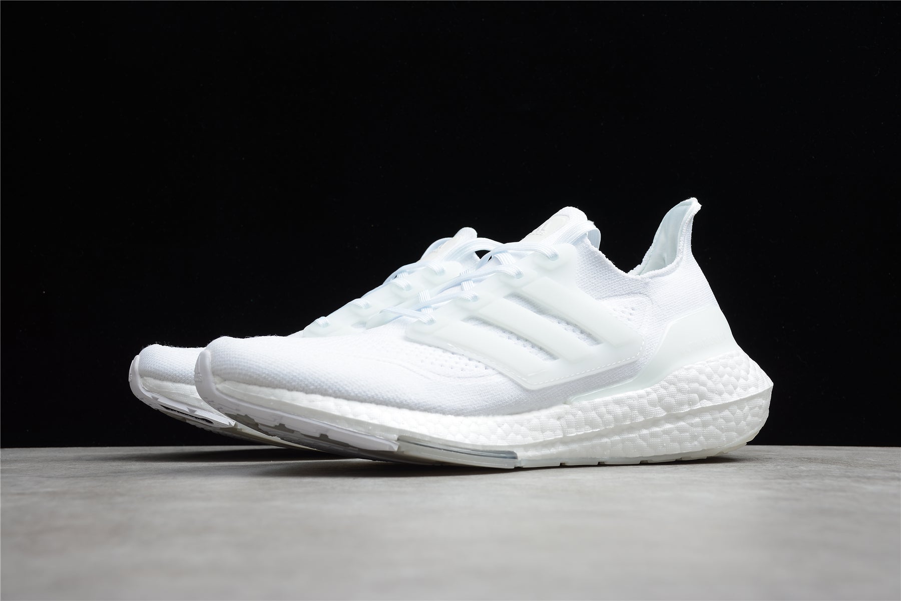Chaussures Adidas Ultraboost entièrement blanches