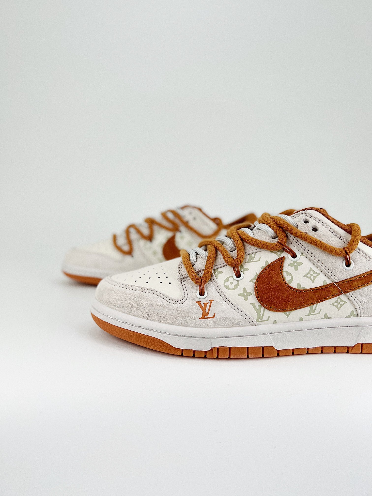 NIKE DUNK LOW RETRO SB & LV
" Beige orange "