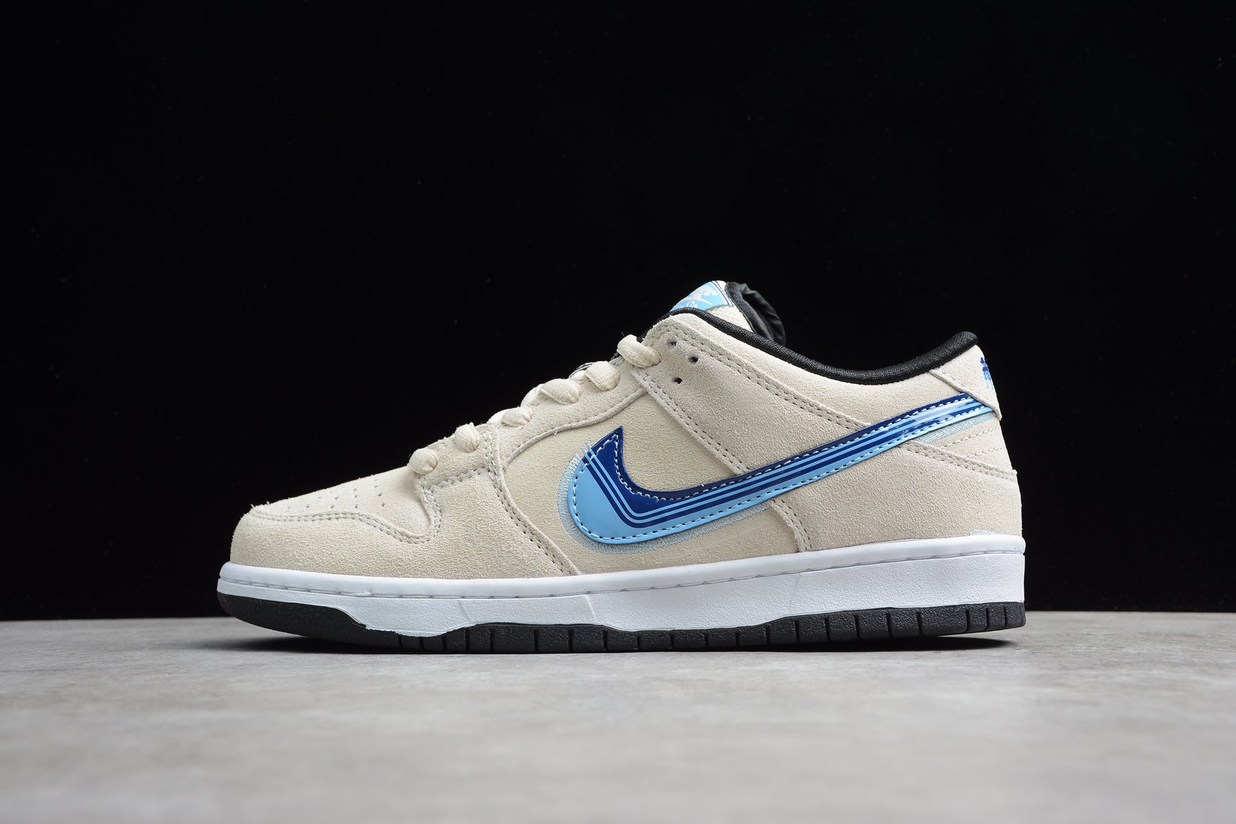 Nike SB dunk low  creme shoes