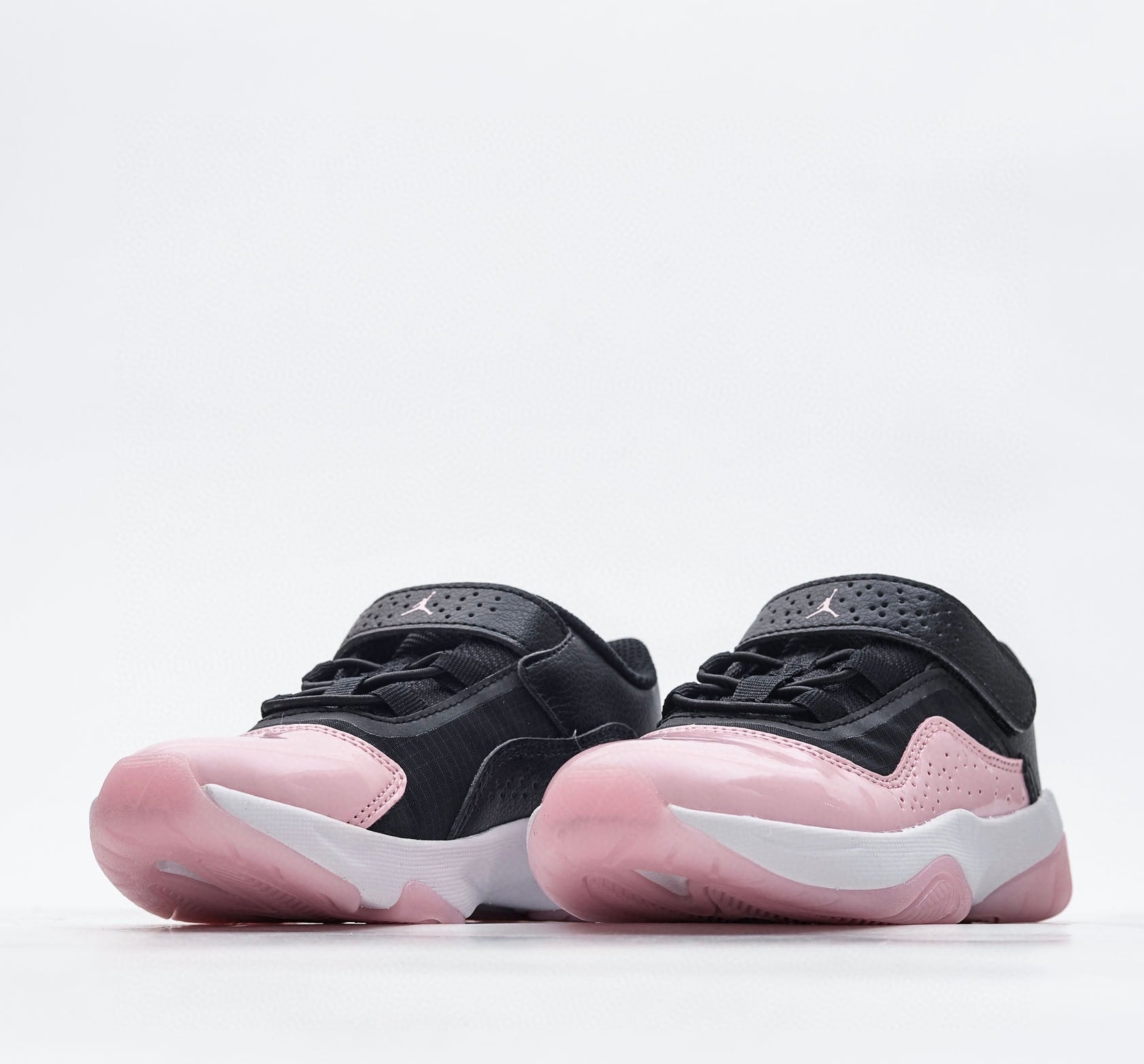 Nike air jordan retro low cut chaussures noires et roses