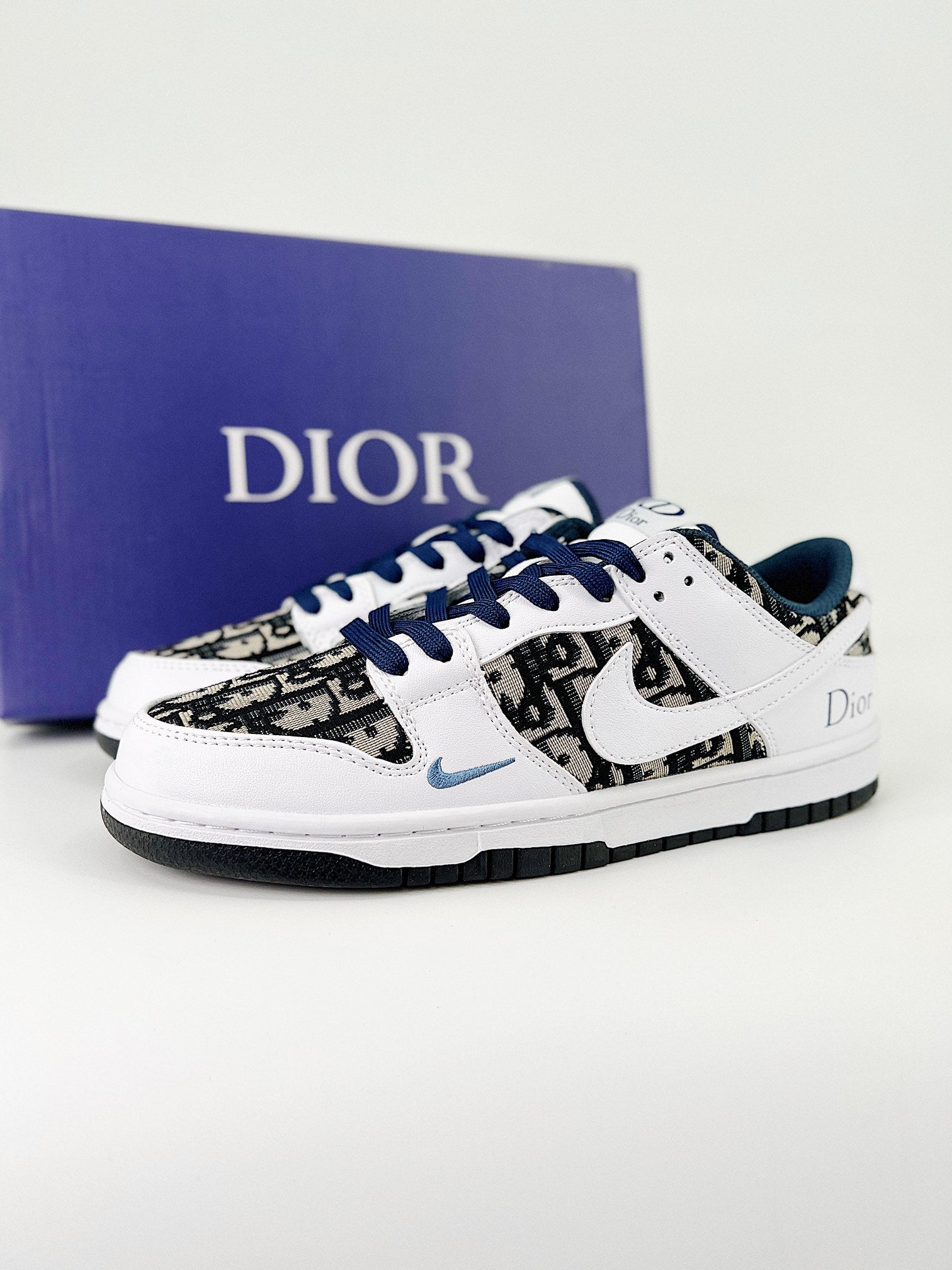 NIKE DUNK LOW RETRO SB & DIOR
" White blue"