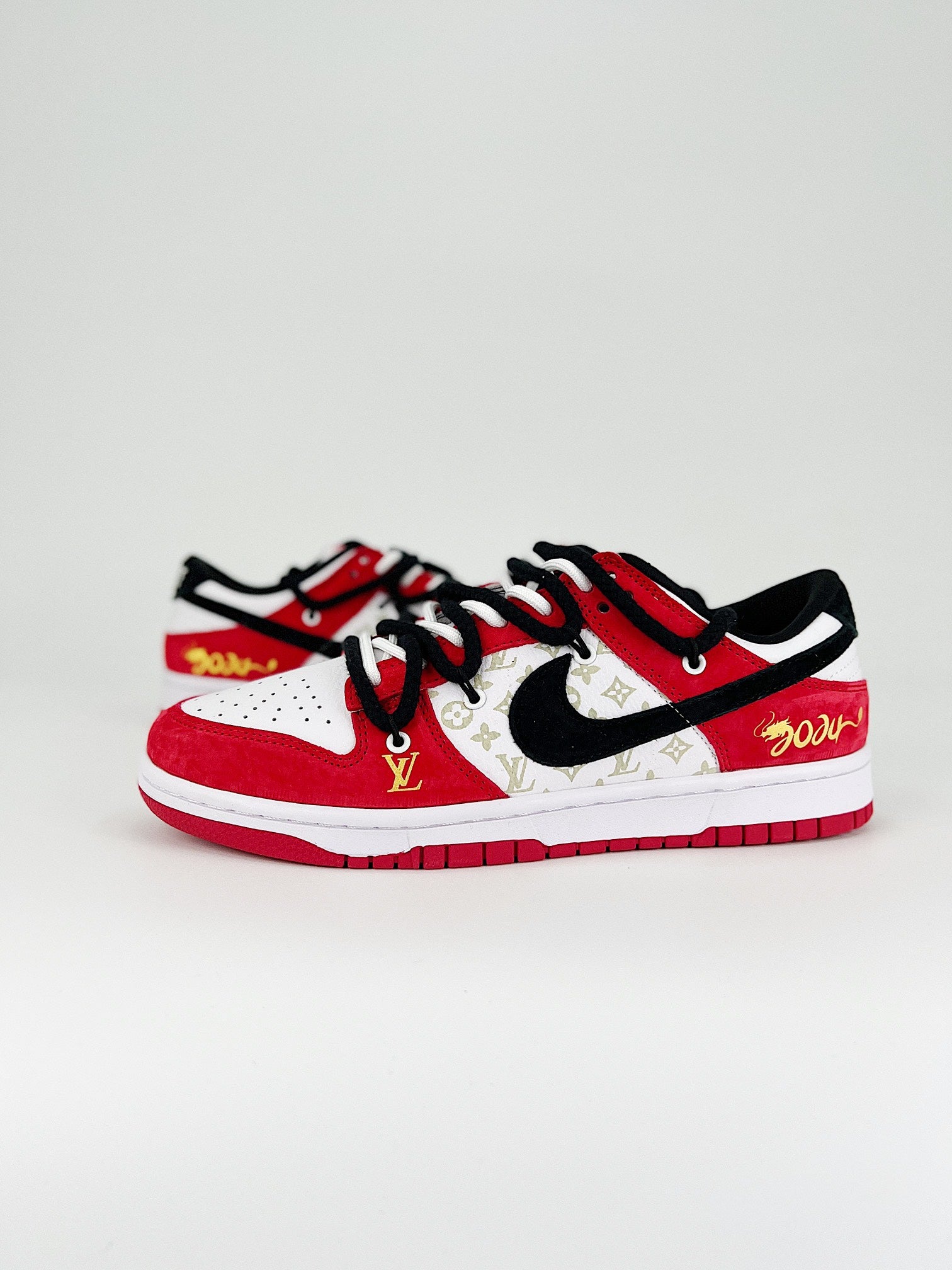 NIKE DUNK LOW RETRO SB & LV
"RED  "