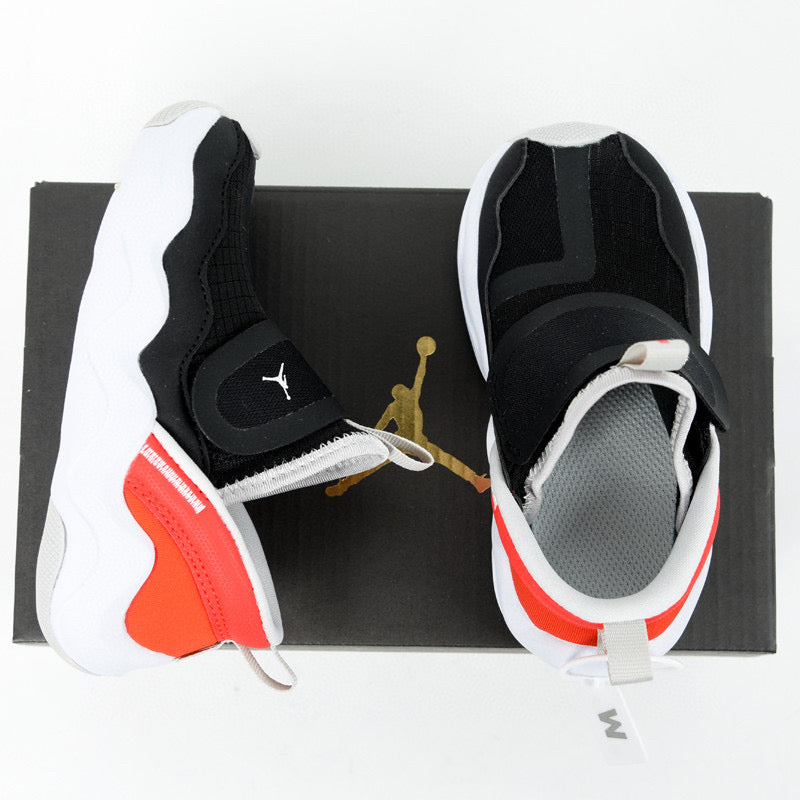 Chaussures Jordan shark noires et rouges