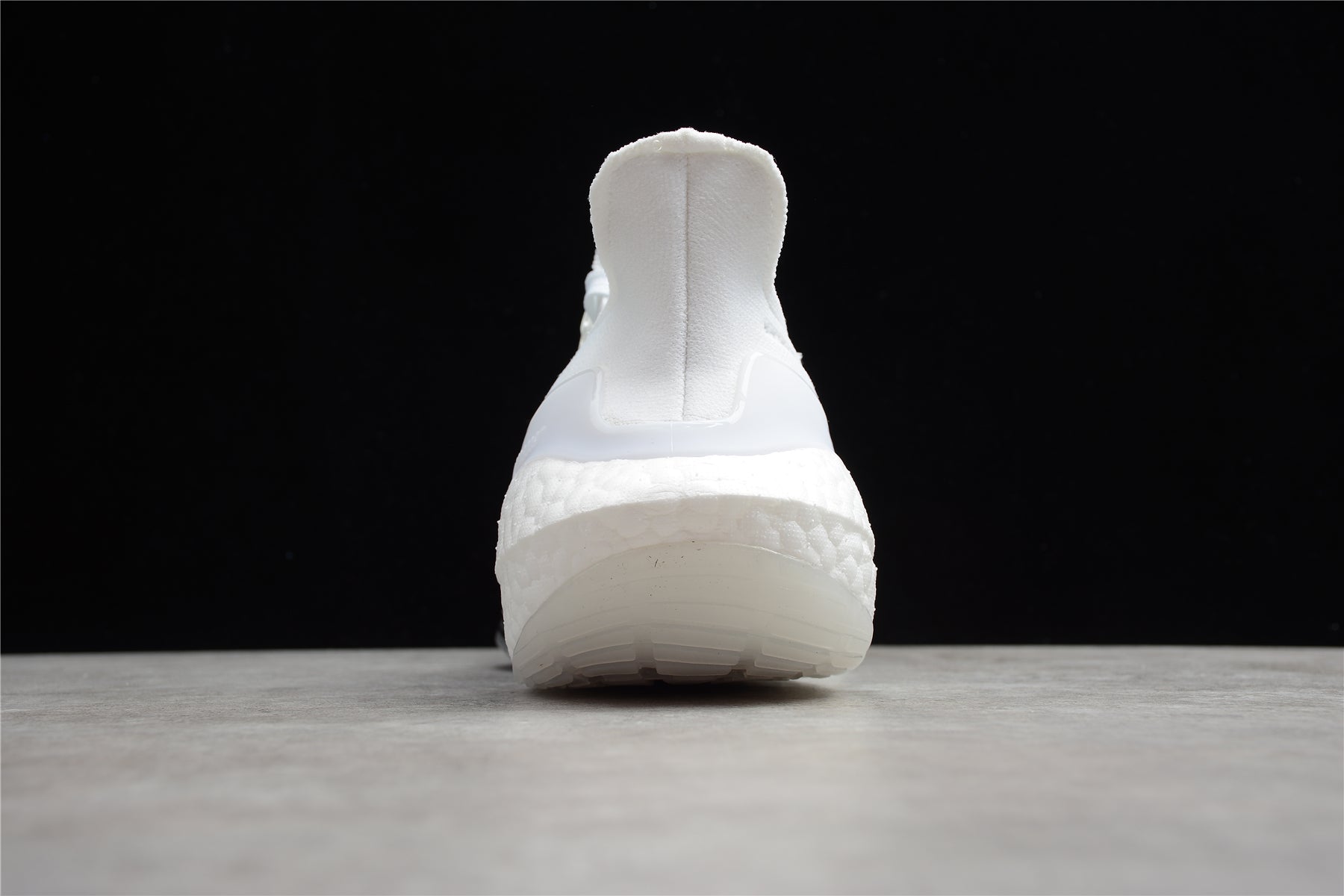 Chaussures Adidas Ultraboost noires et blanches