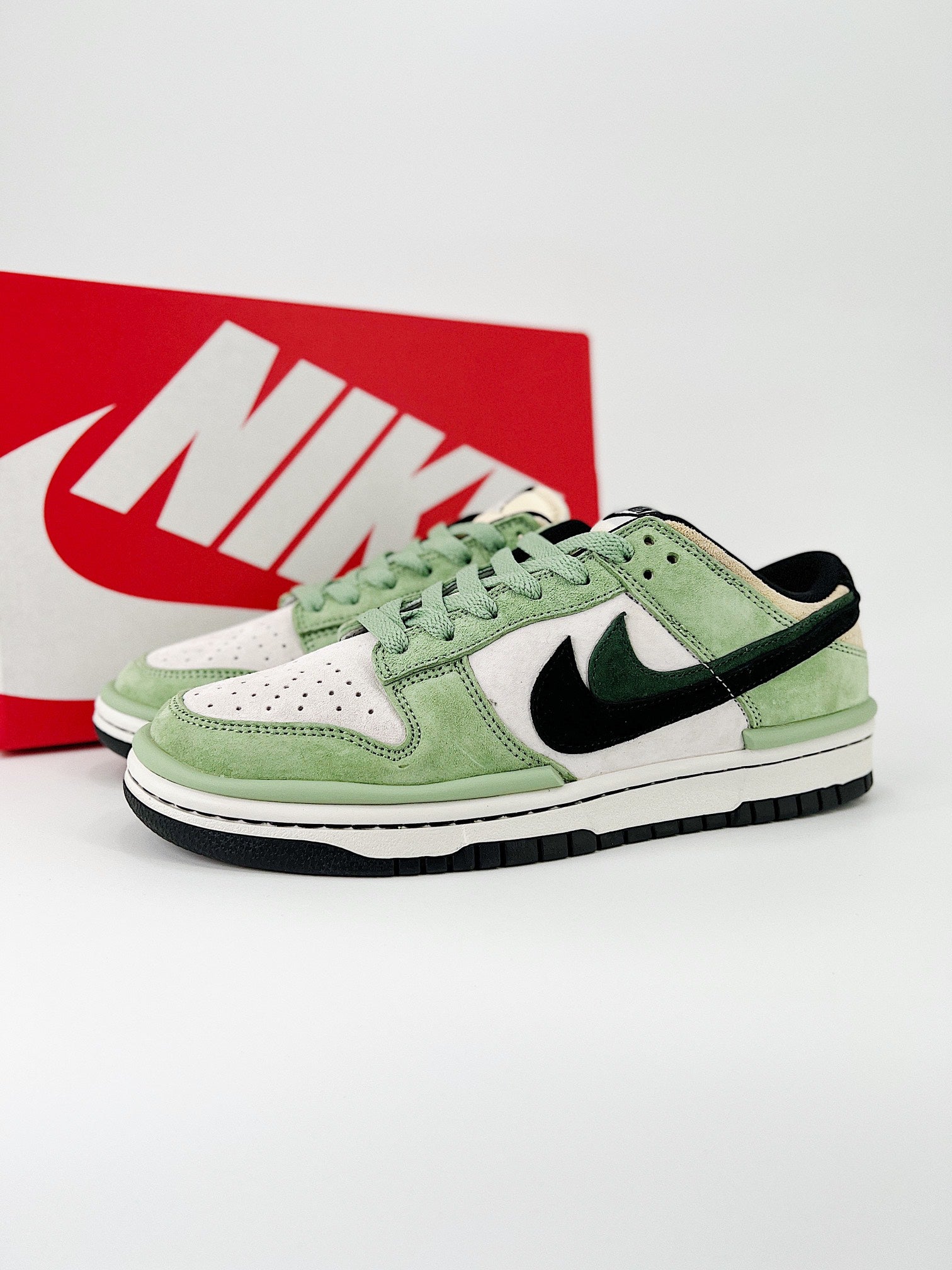 NIKE DUNK LOW RETRO SB 
"Green "